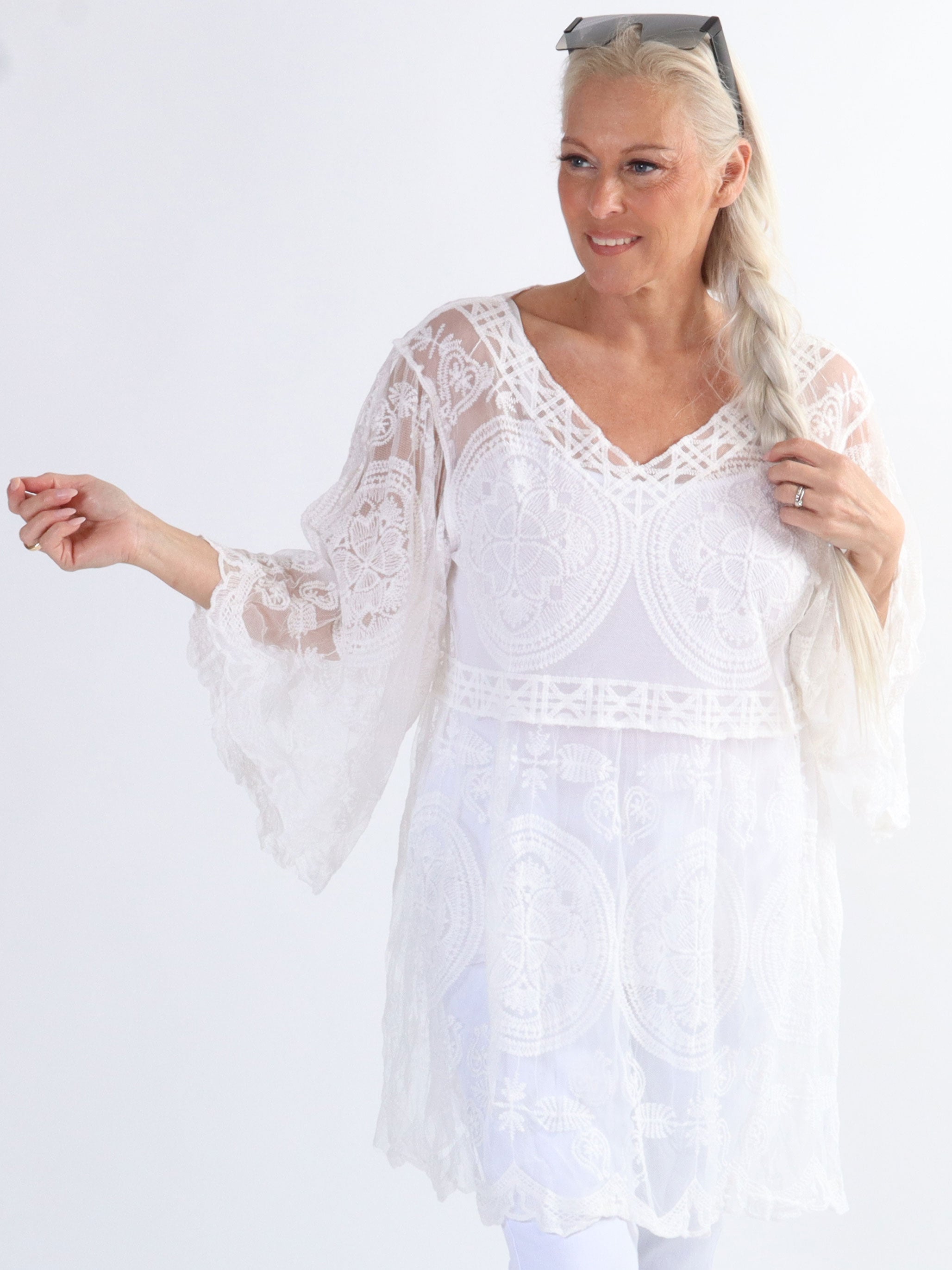 Tessa - Söt plus size semi-transparent spetstunika
