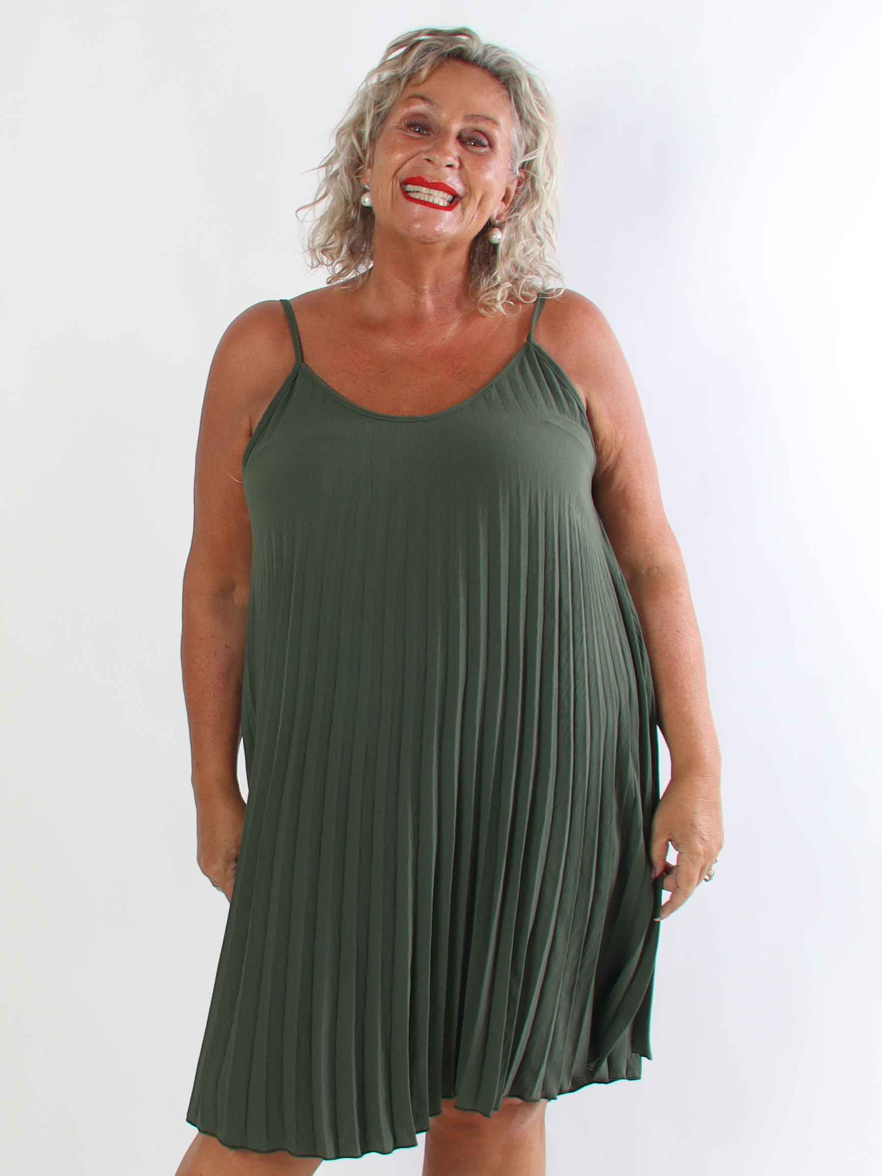Tonia Short - Elegant plisseret plus size kjole i en blød og let viskoseblanding