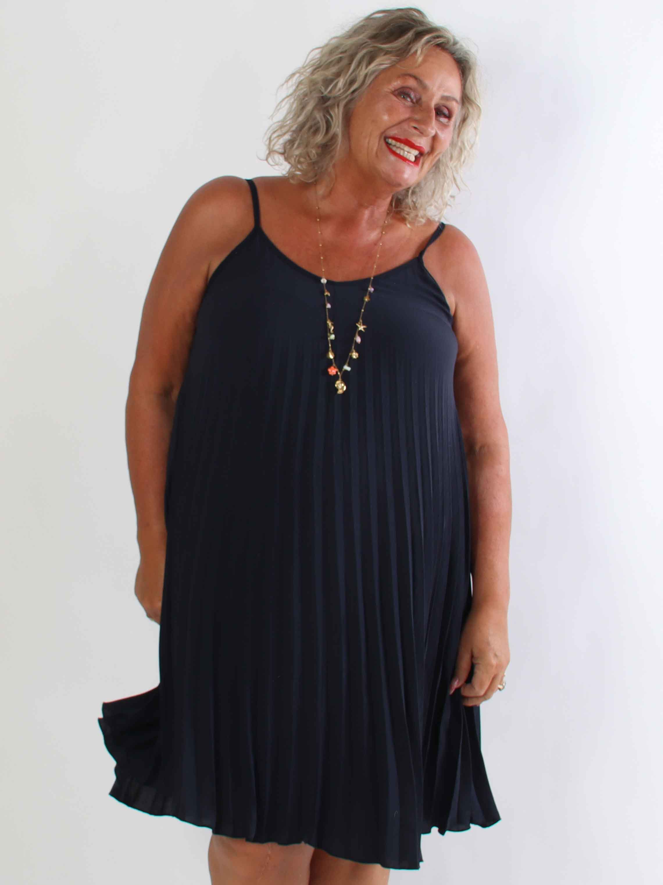 Tonia Short - Elegant plisseret plus size kjole i en blød og let viskoseblanding