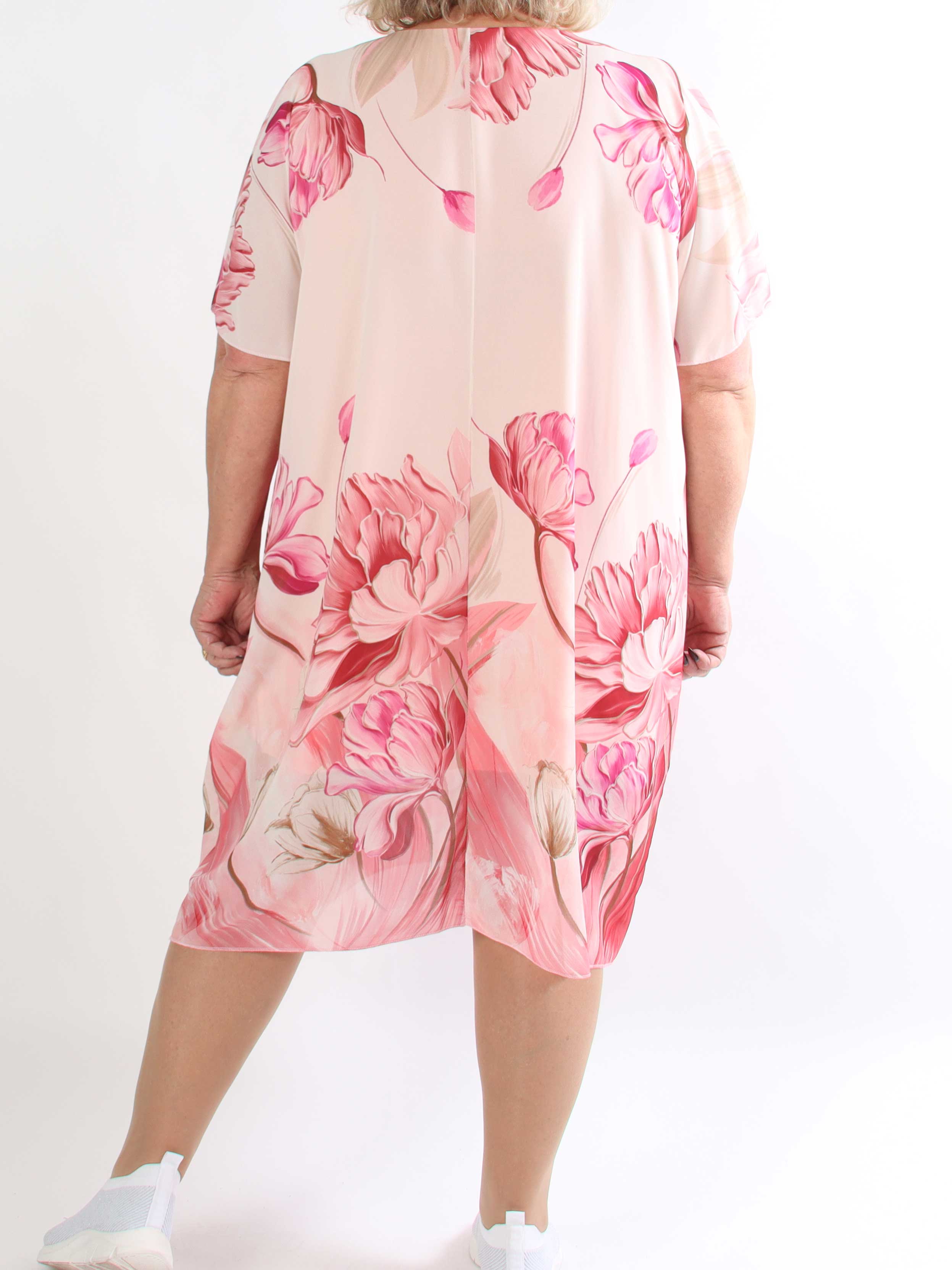 Tricia - Plus size tunikakjole med chiffonlag med blomstermotiver