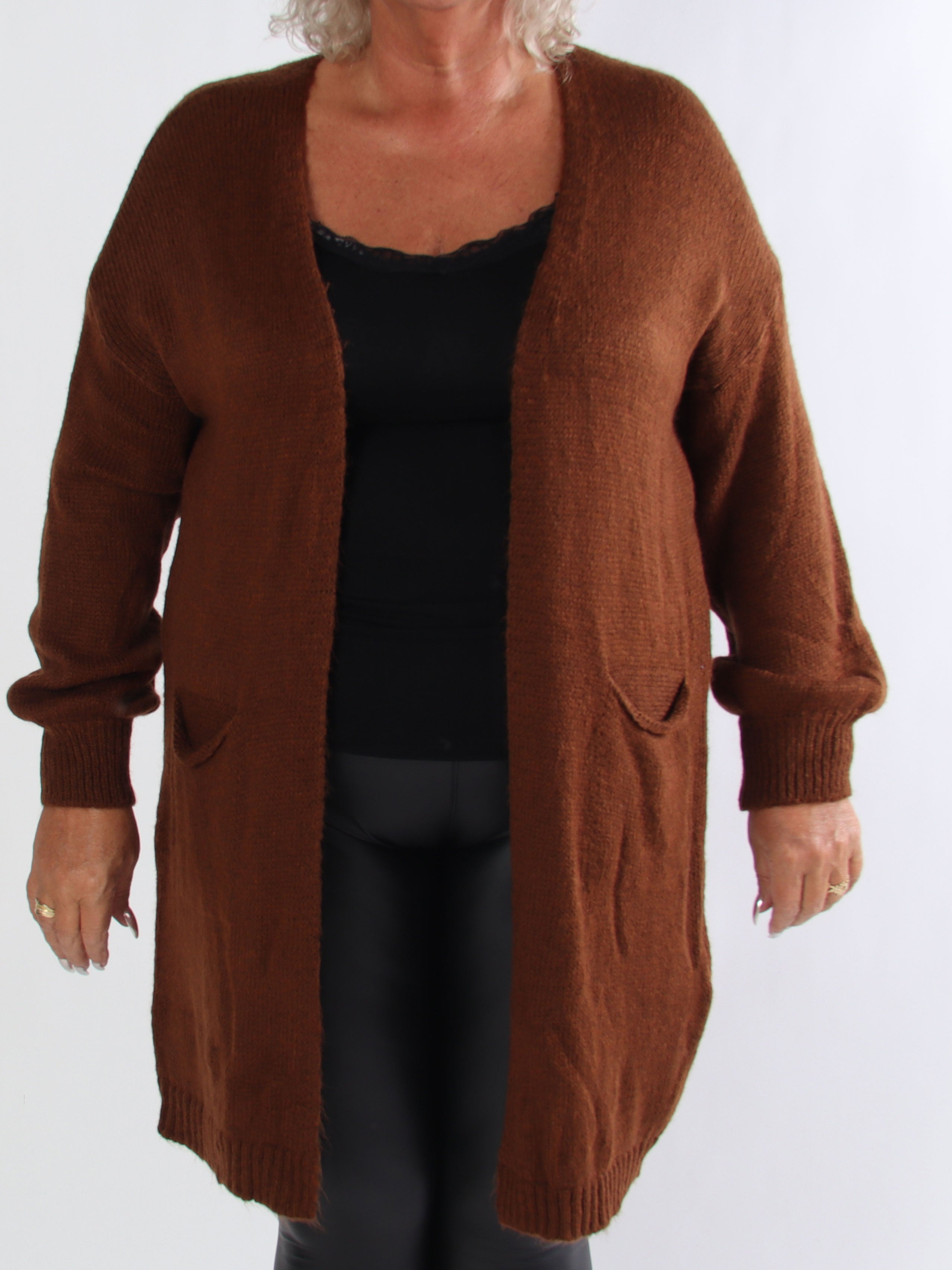 Valentine - Stickad plus size kofta med fickor
