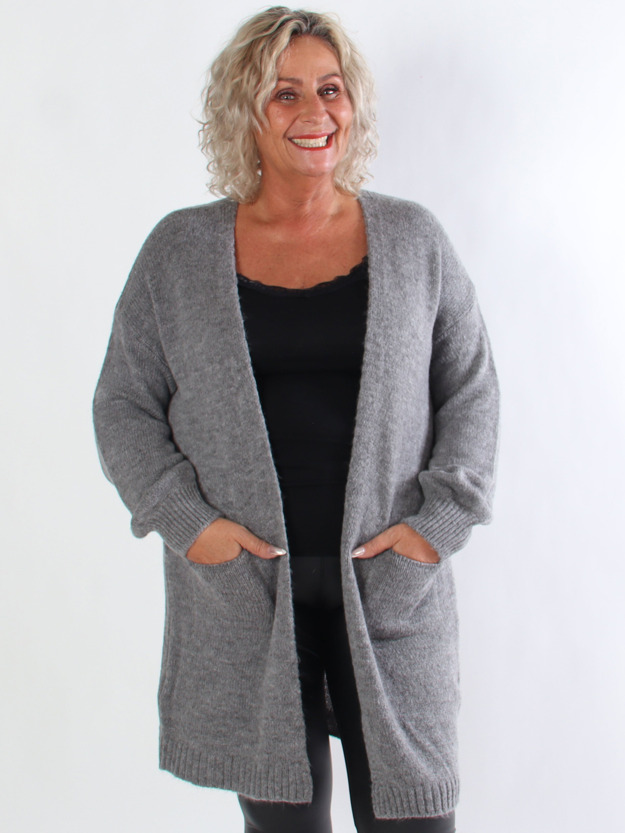 Valentine - Stickad plus size kofta med fickor
