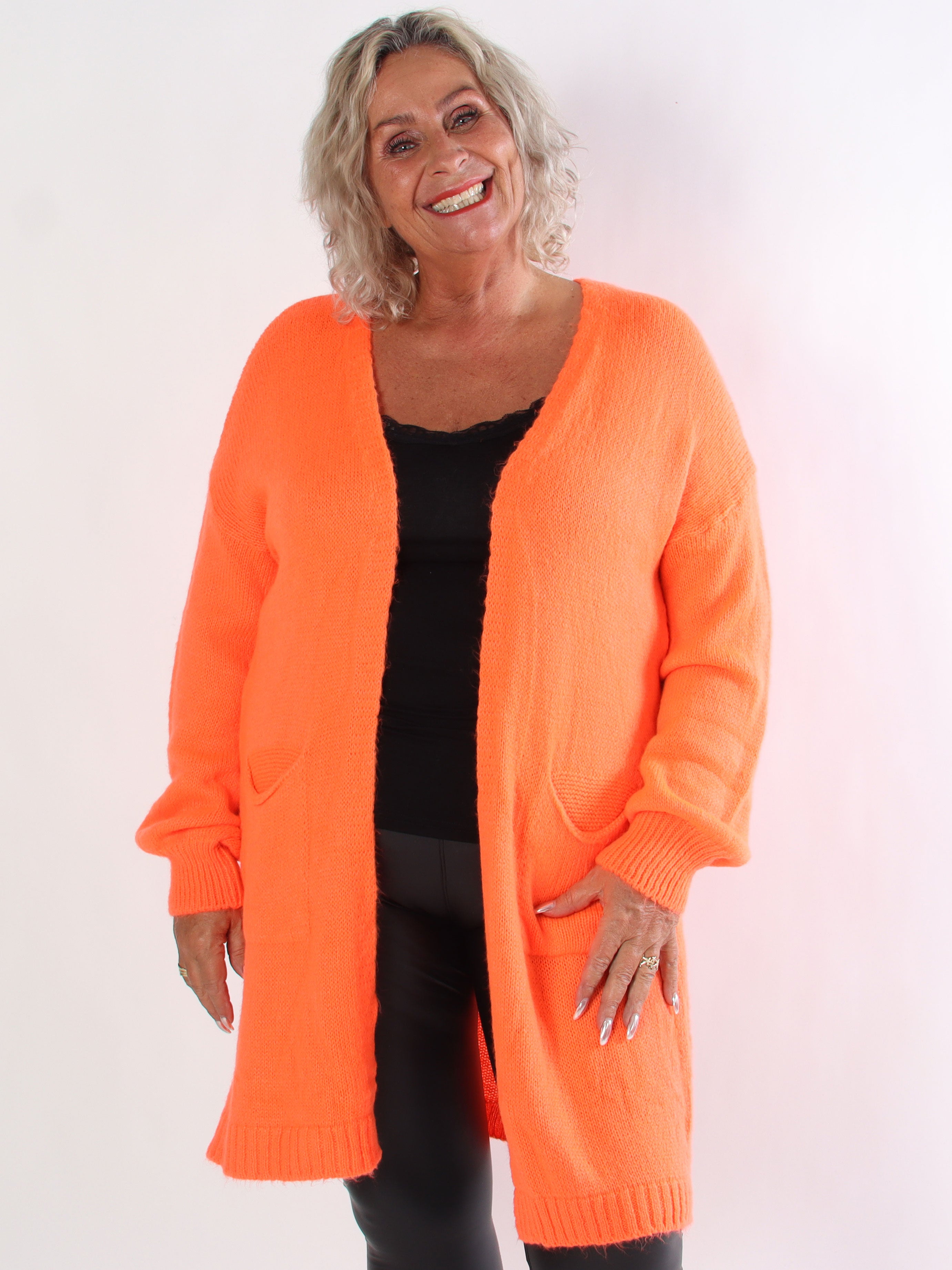 Valentine - Stickad plus size kofta med fickor