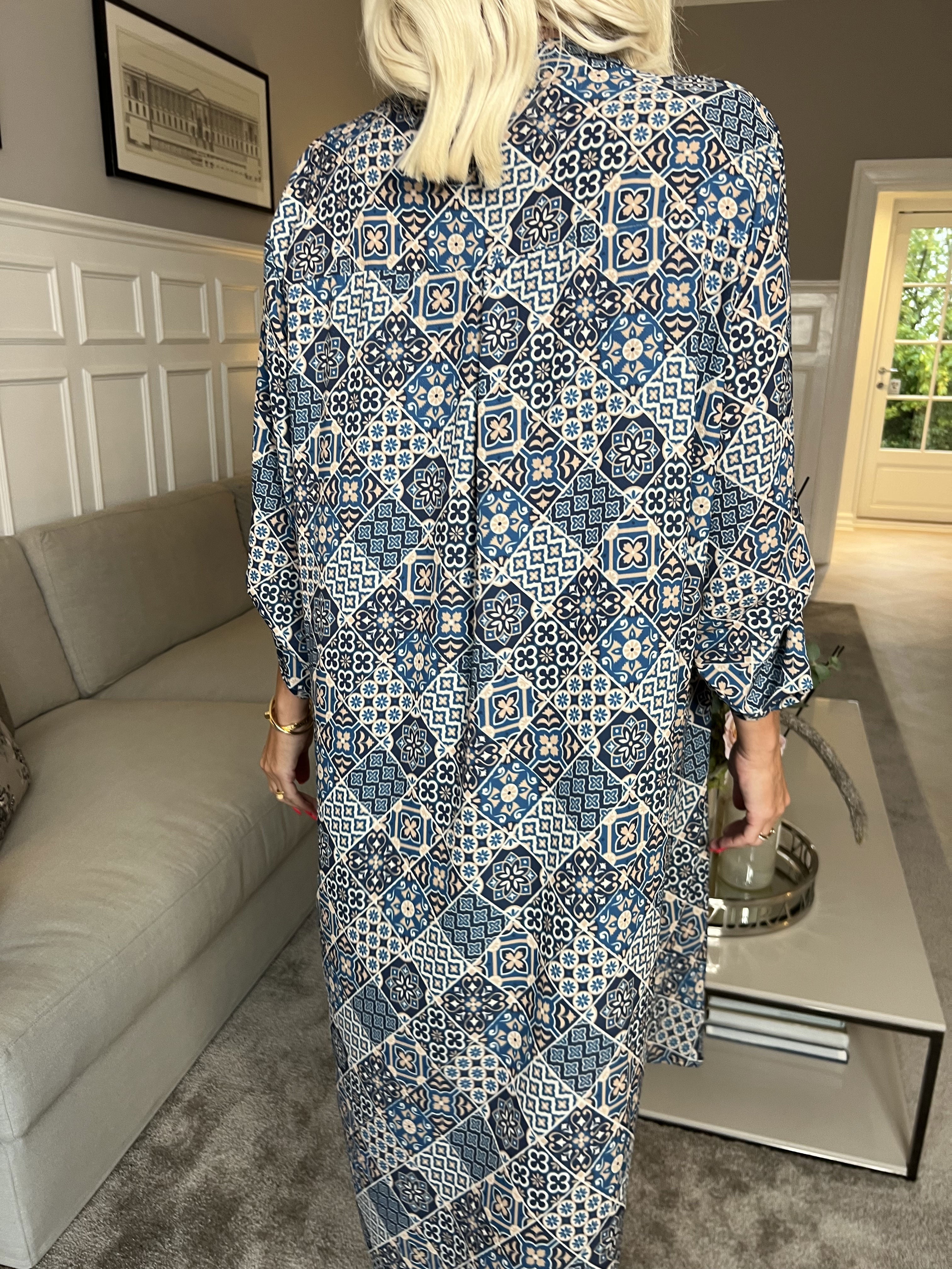 Vanesa Mosaic Long - Lätt och luftig mönstrad klänning