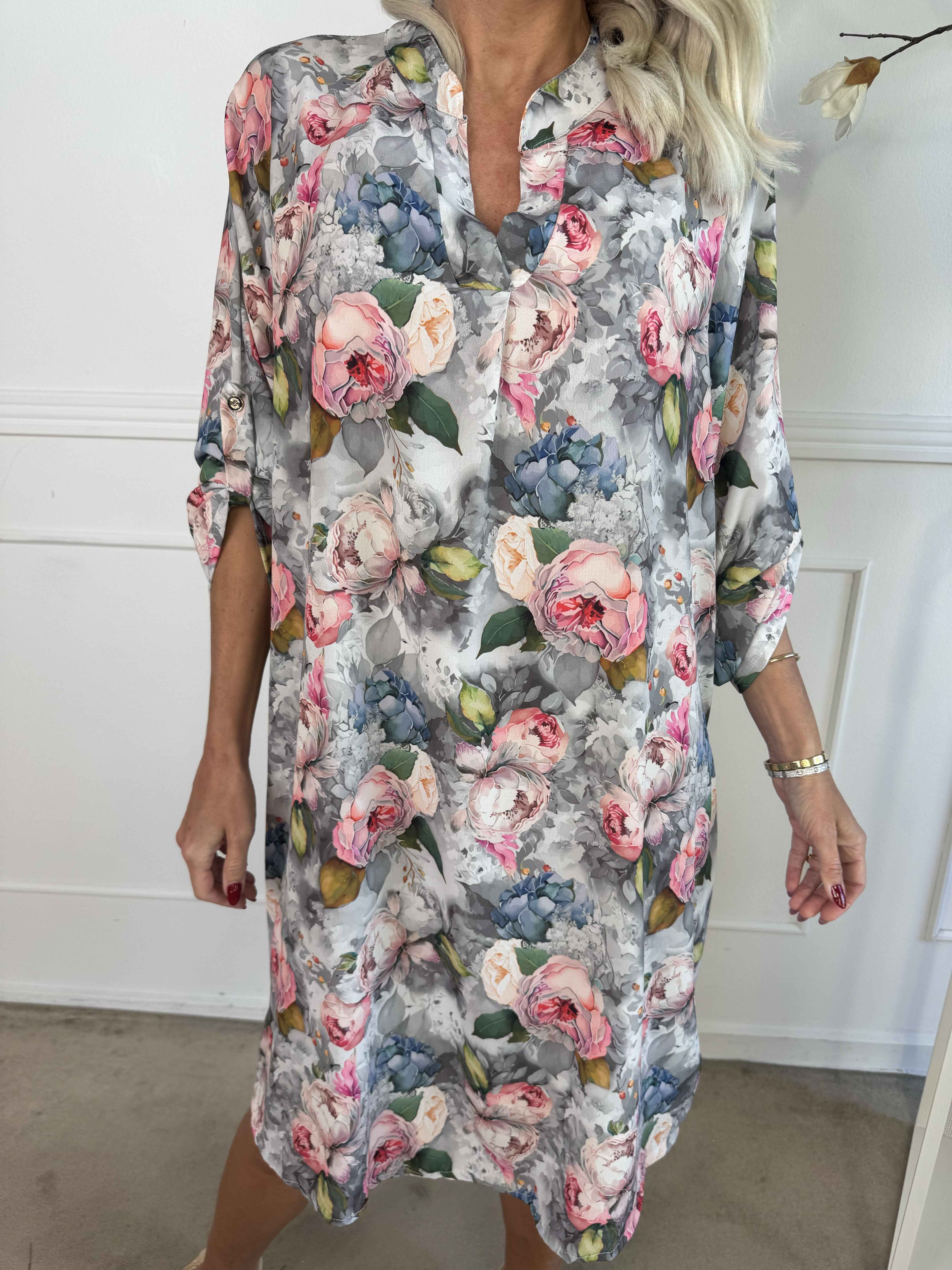 Vanesa Flower Dress - Klänning i lätt viskos med blommiga motiv