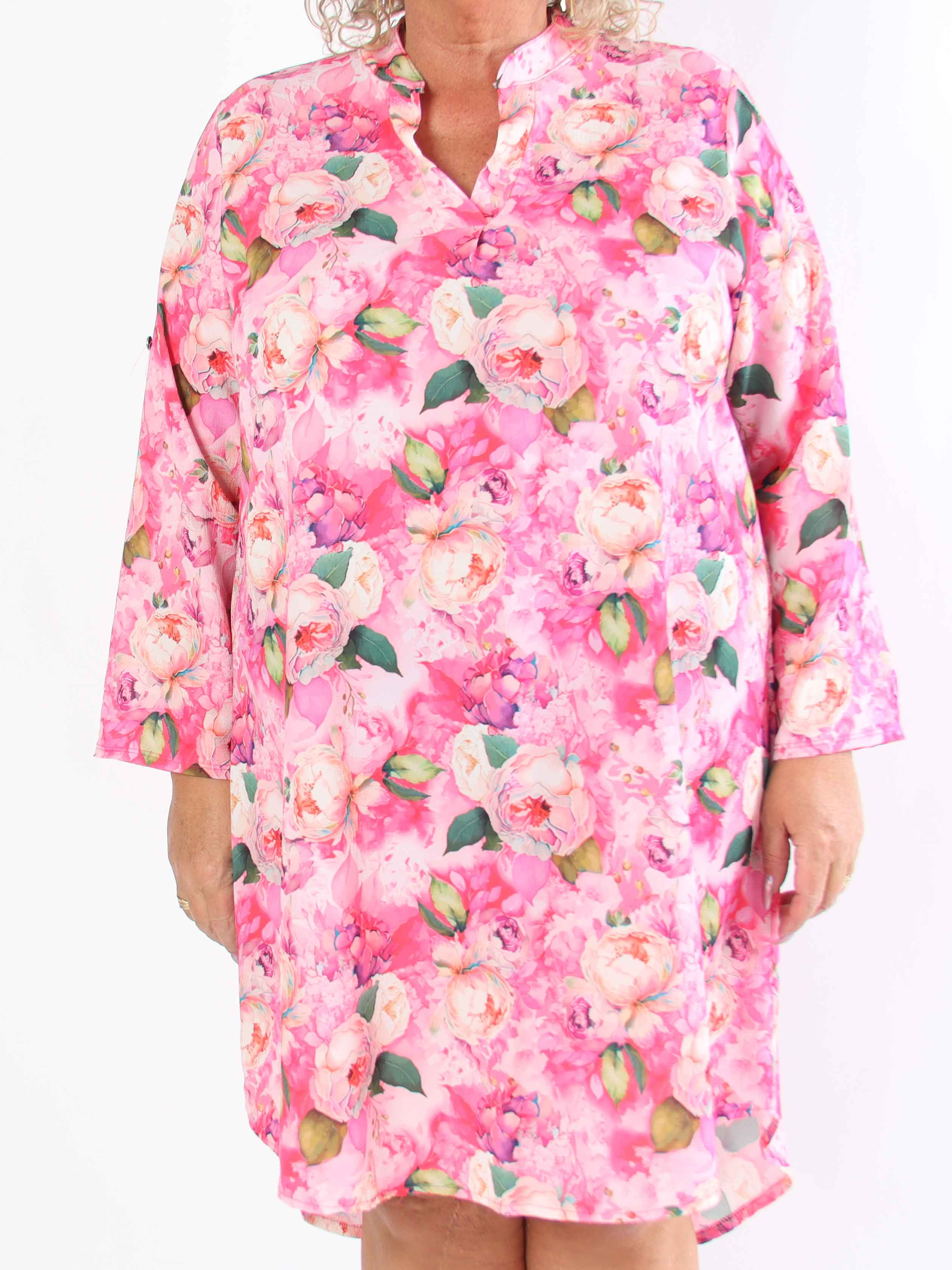 Vanesa Flower Dress - Plus size-klänning i viskos med blommiga motiv