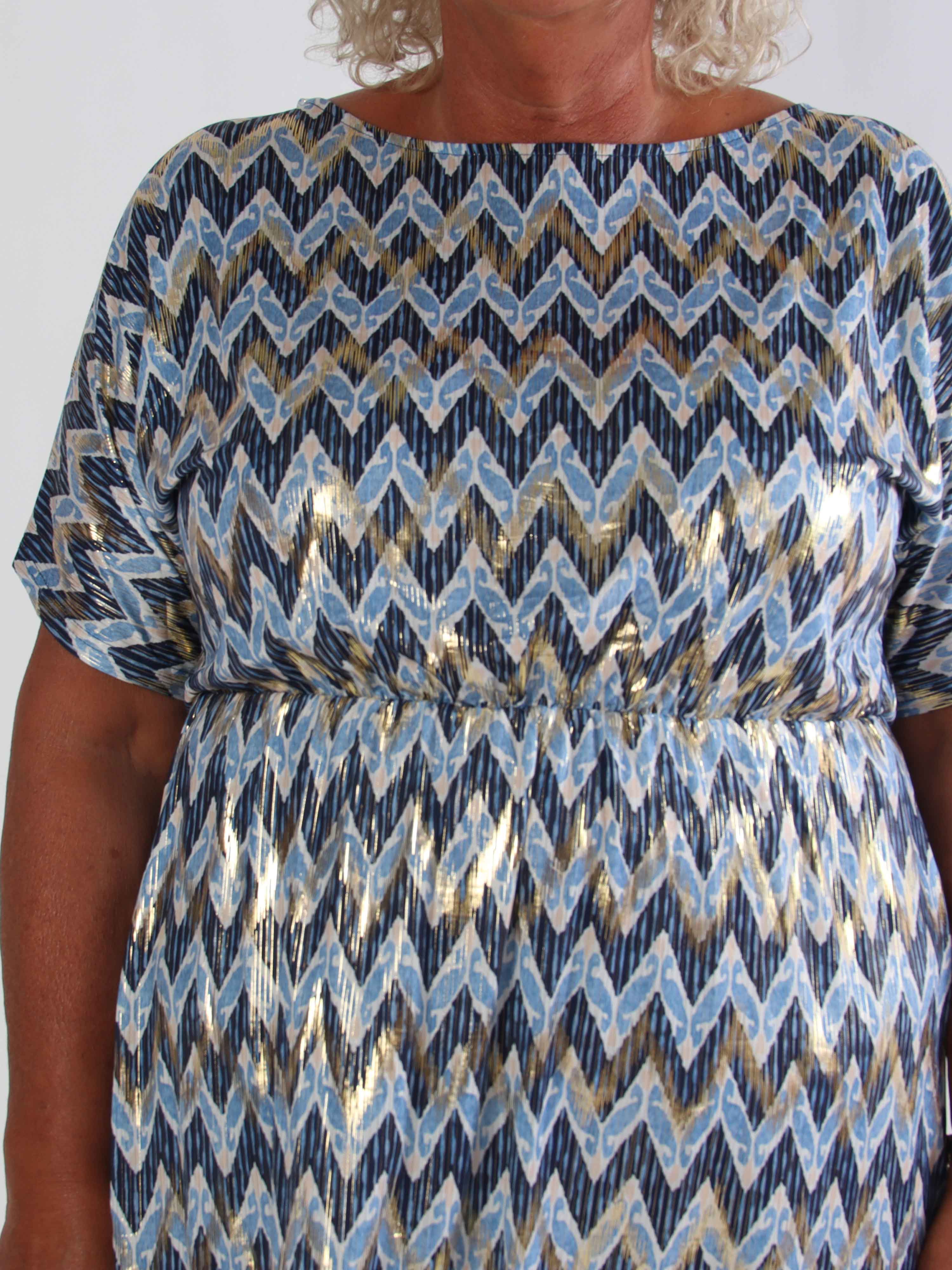 Venus Zigzag - Elastisk mönstrad plus size klänning med gulddetaljer