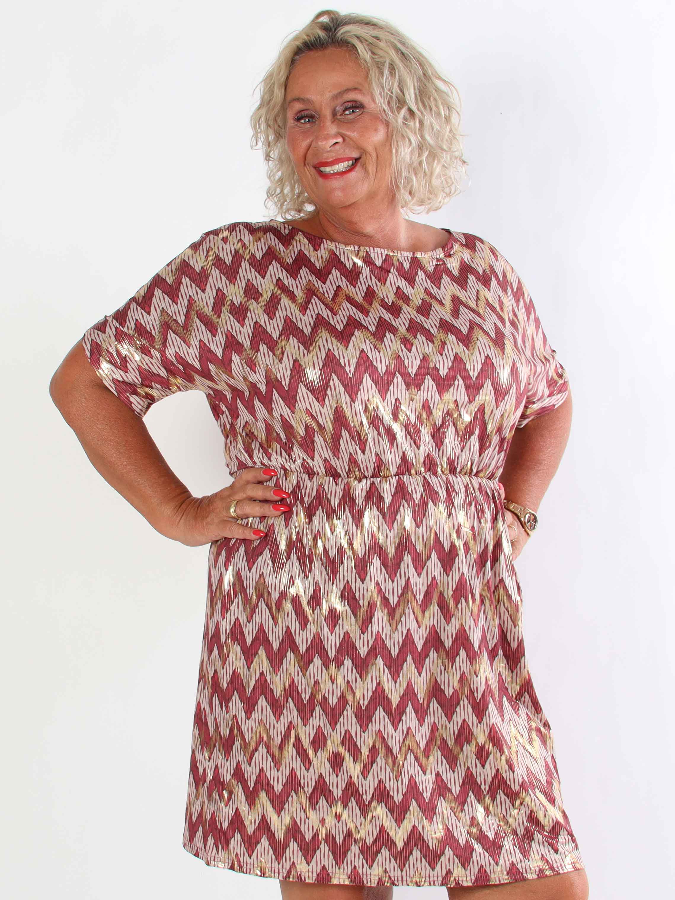 Venus Zigzag - Elastisk mönstrad plus size klänning med gulddetaljer