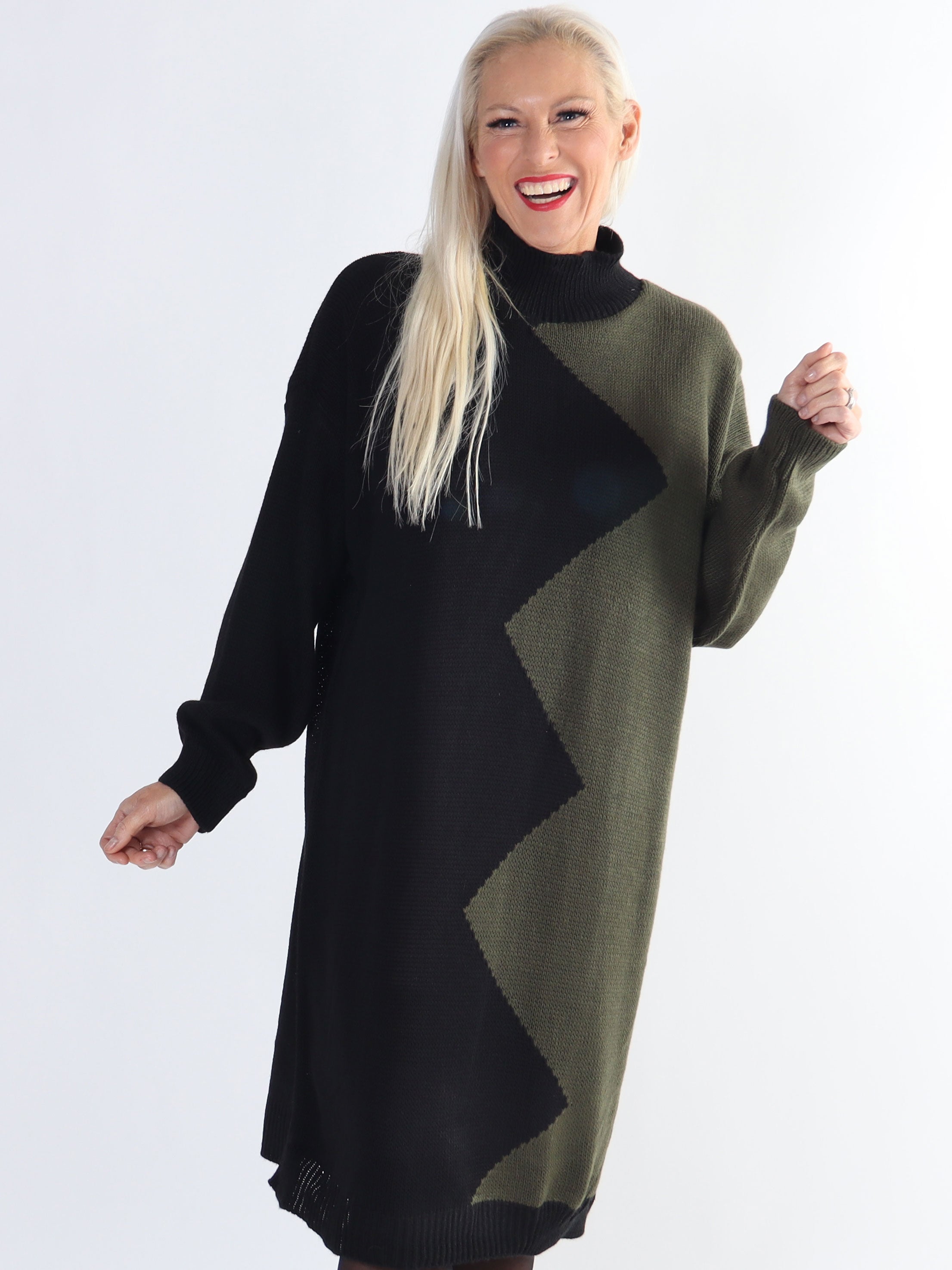 Venezia - Stickad plus size klänning i två färger med turtleneck
