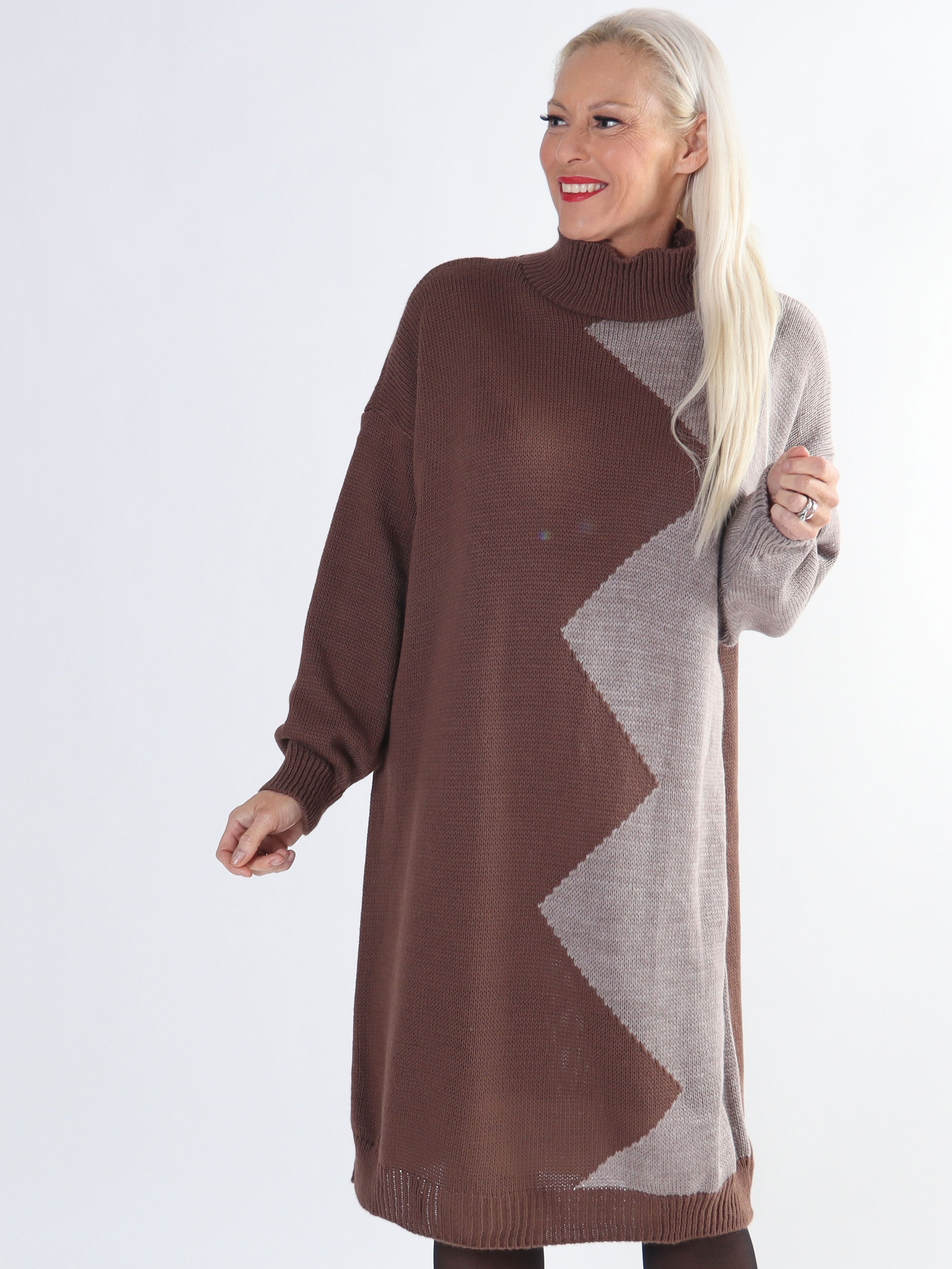 Venezia - Stickad plus size klänning i två färger med turtleneck