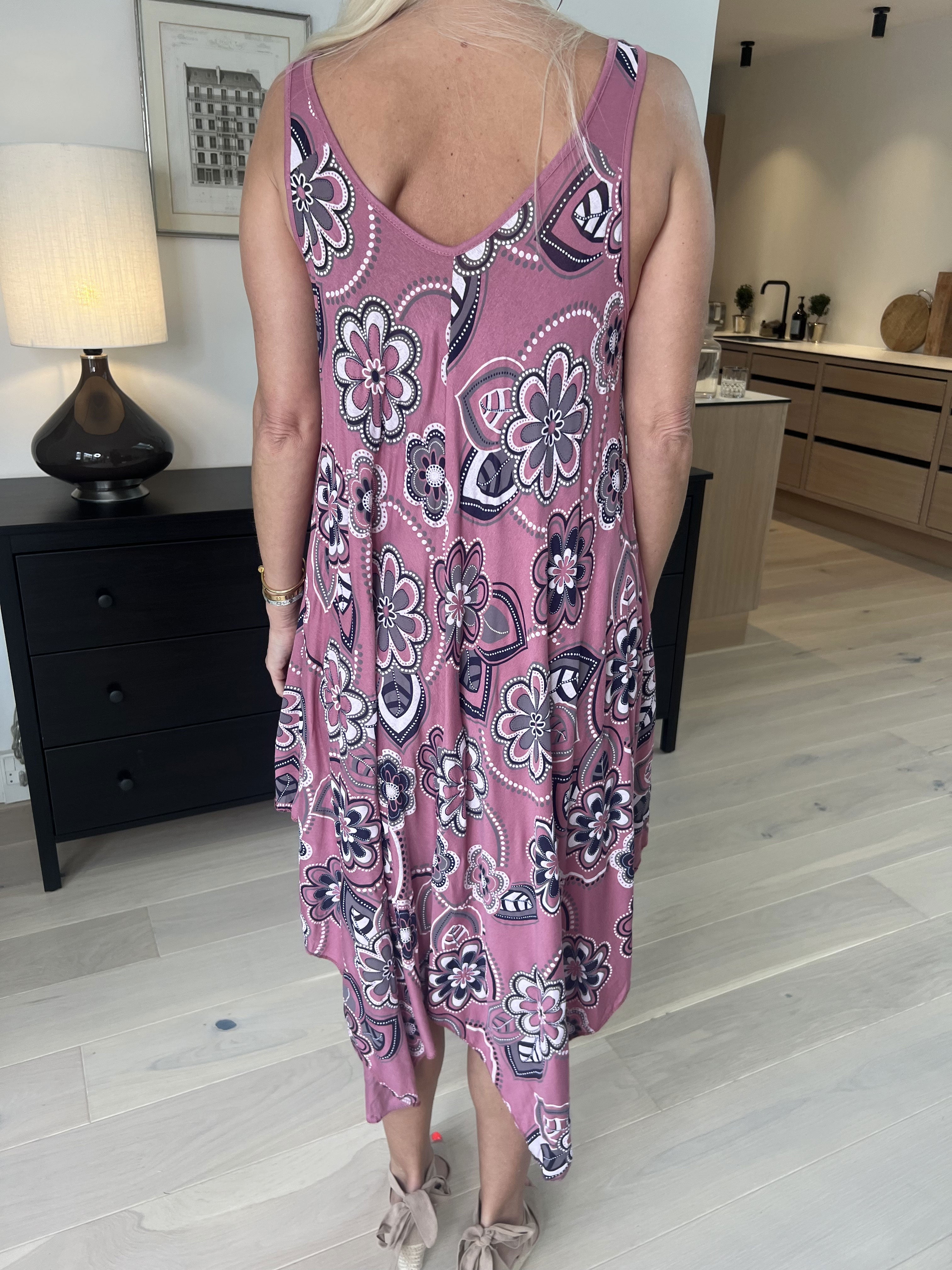 Veronica Flower - Sommarklänning med blommigt tryck och breda axelband