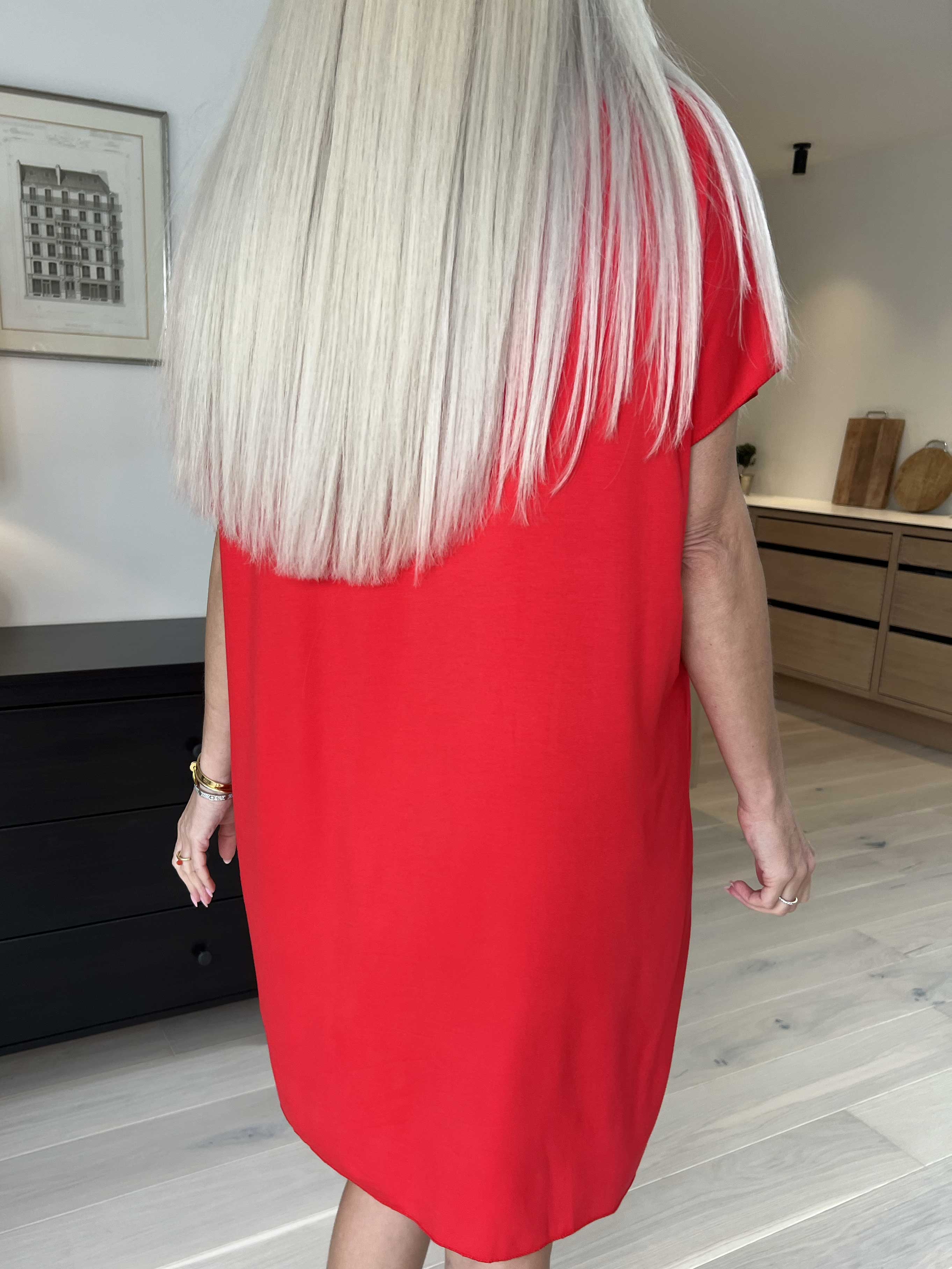 Vogue - Oversized t-shirt klänning i viskos med guldtryck