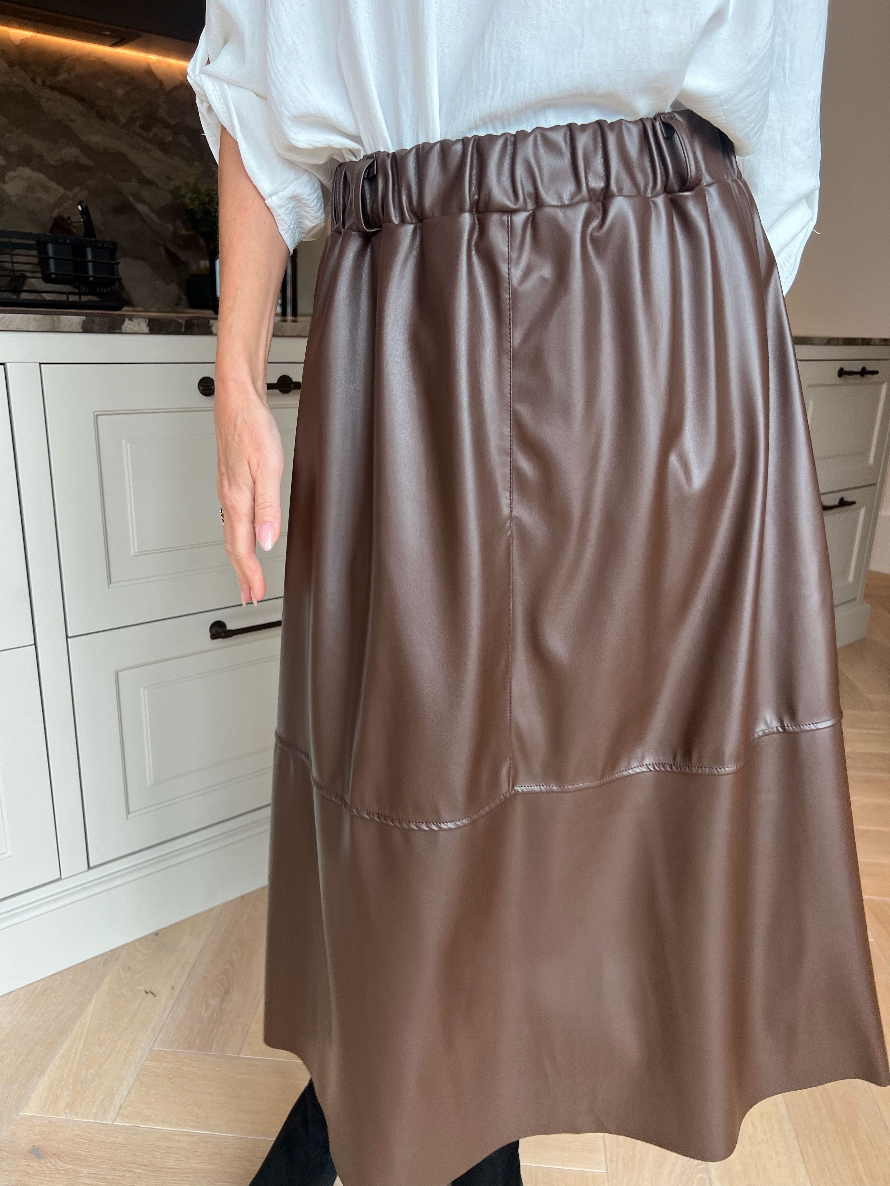 Willow - Stilfuld midi-nederdel i læderlook med elastisk talje