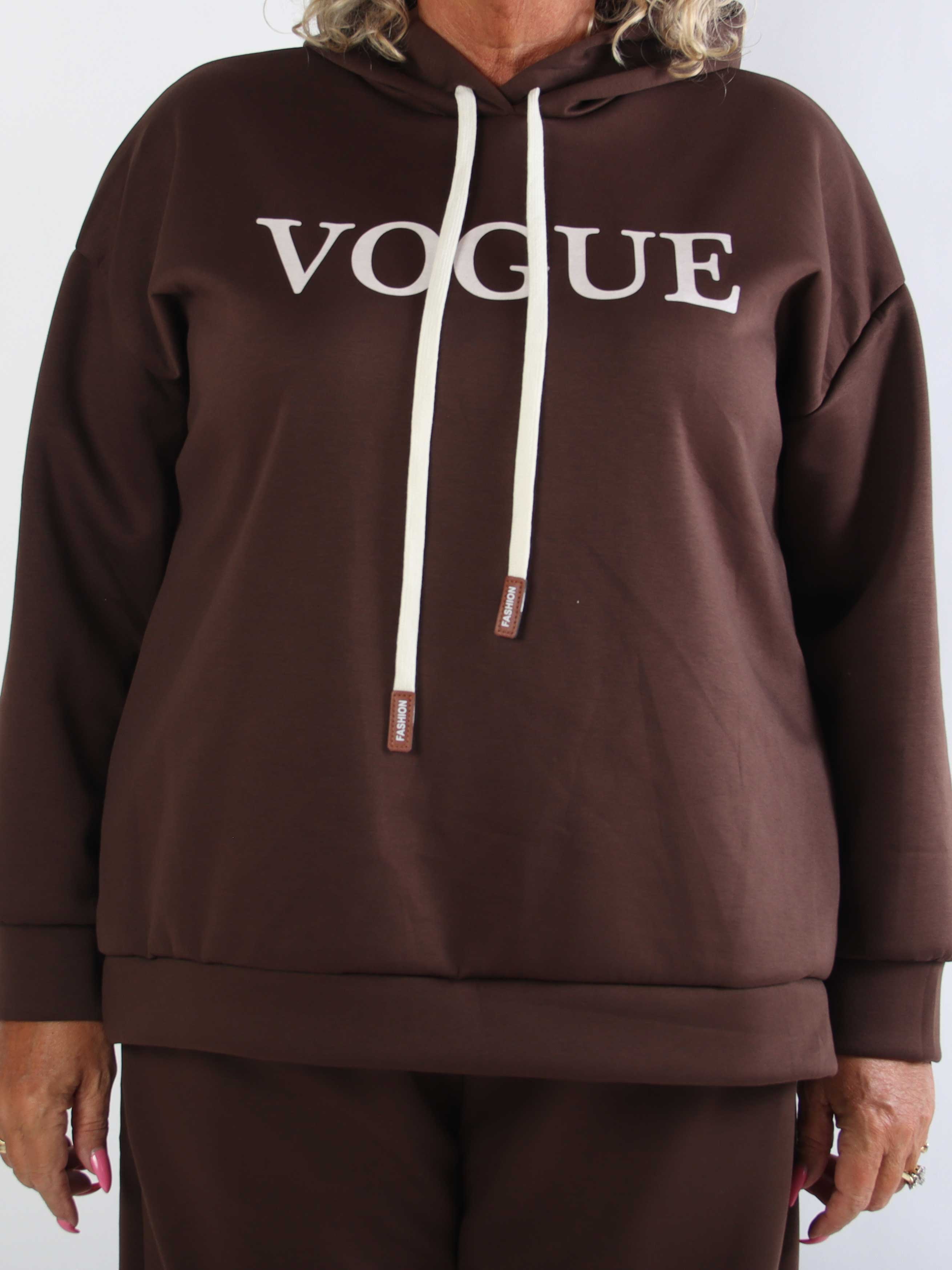 Winona - Blødt plus size joggingsæt i viskose med Vogue stående på bluse og bukser