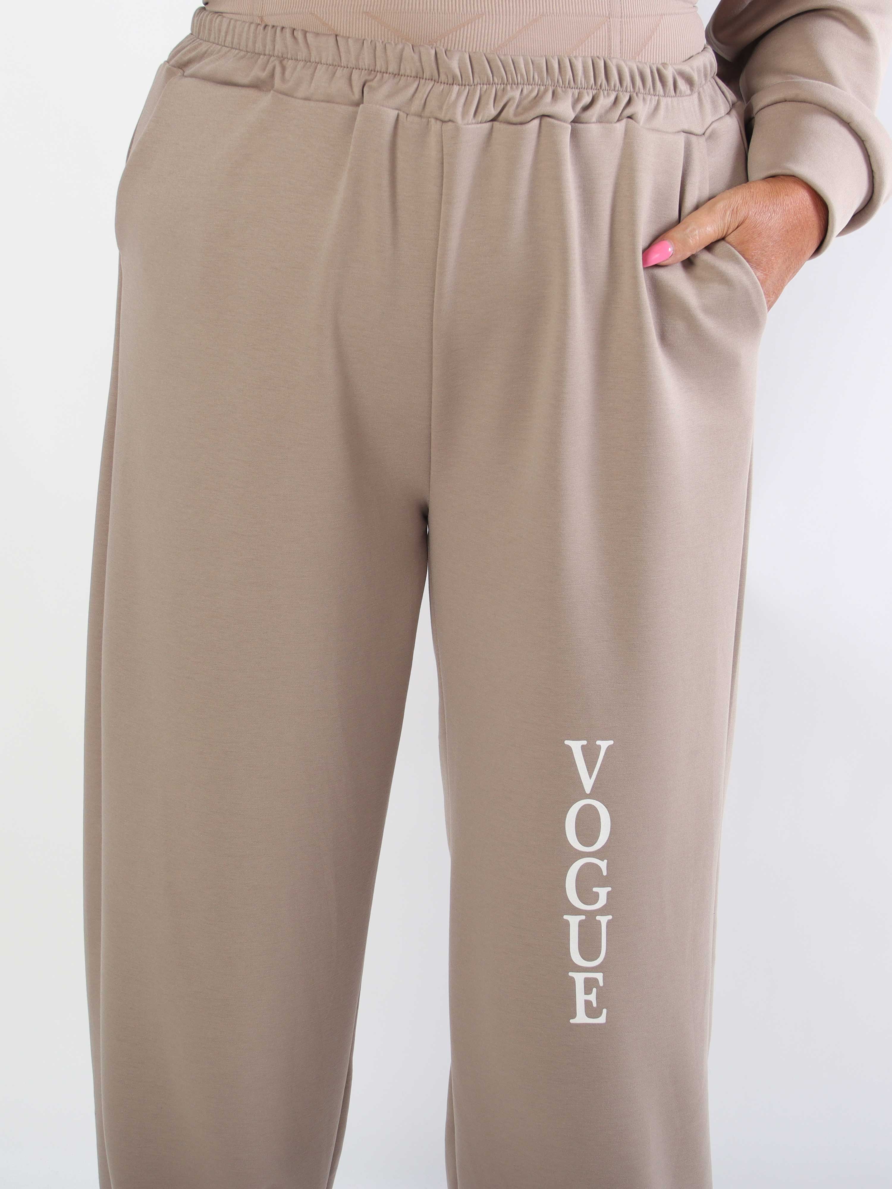 Winona - Blødt plus size joggingsæt i viskose med Vogue stående på bluse og bukser