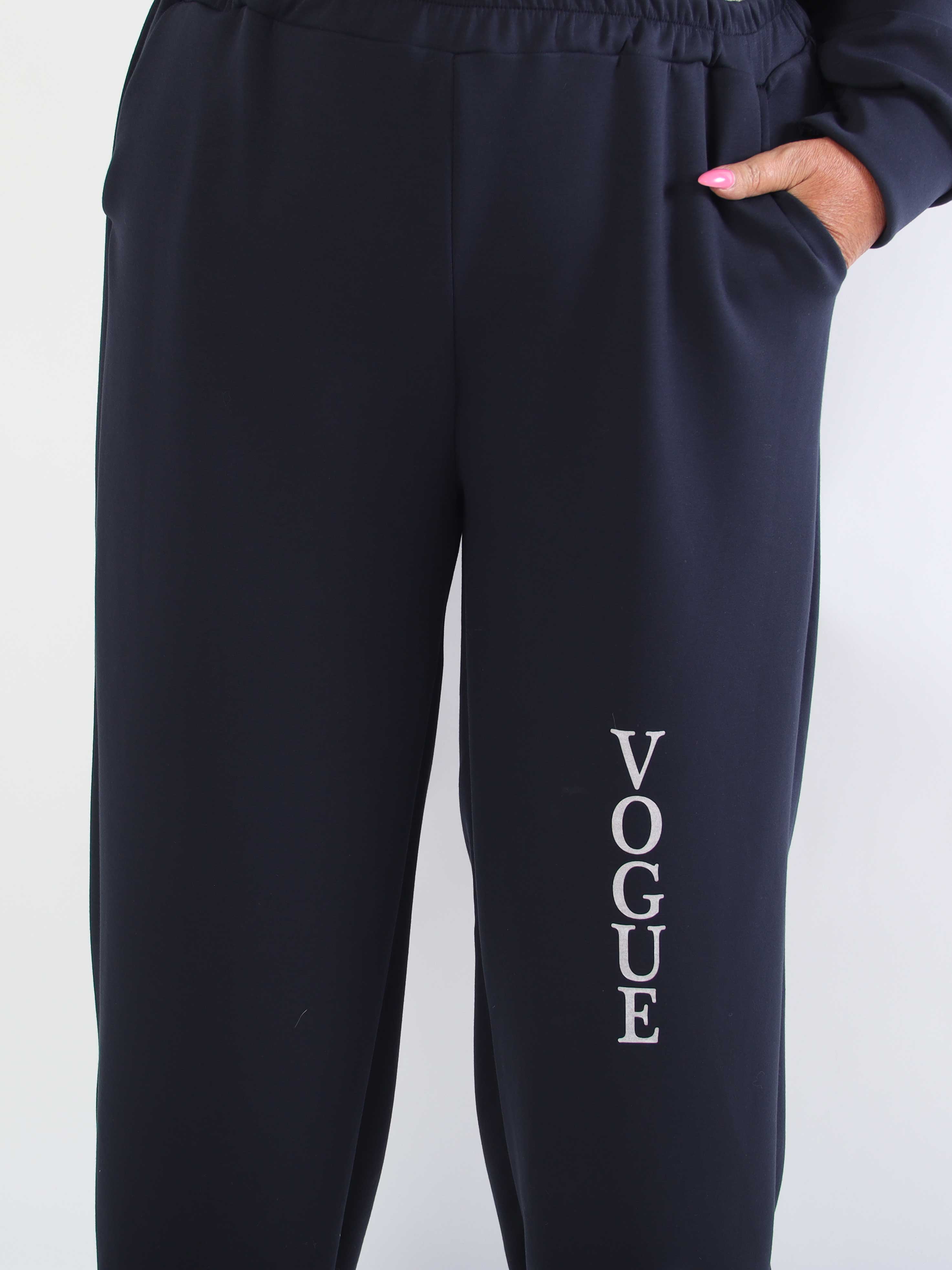 Winona - Blødt plus size joggingsæt i viskose med Vogue stående på bluse og bukser