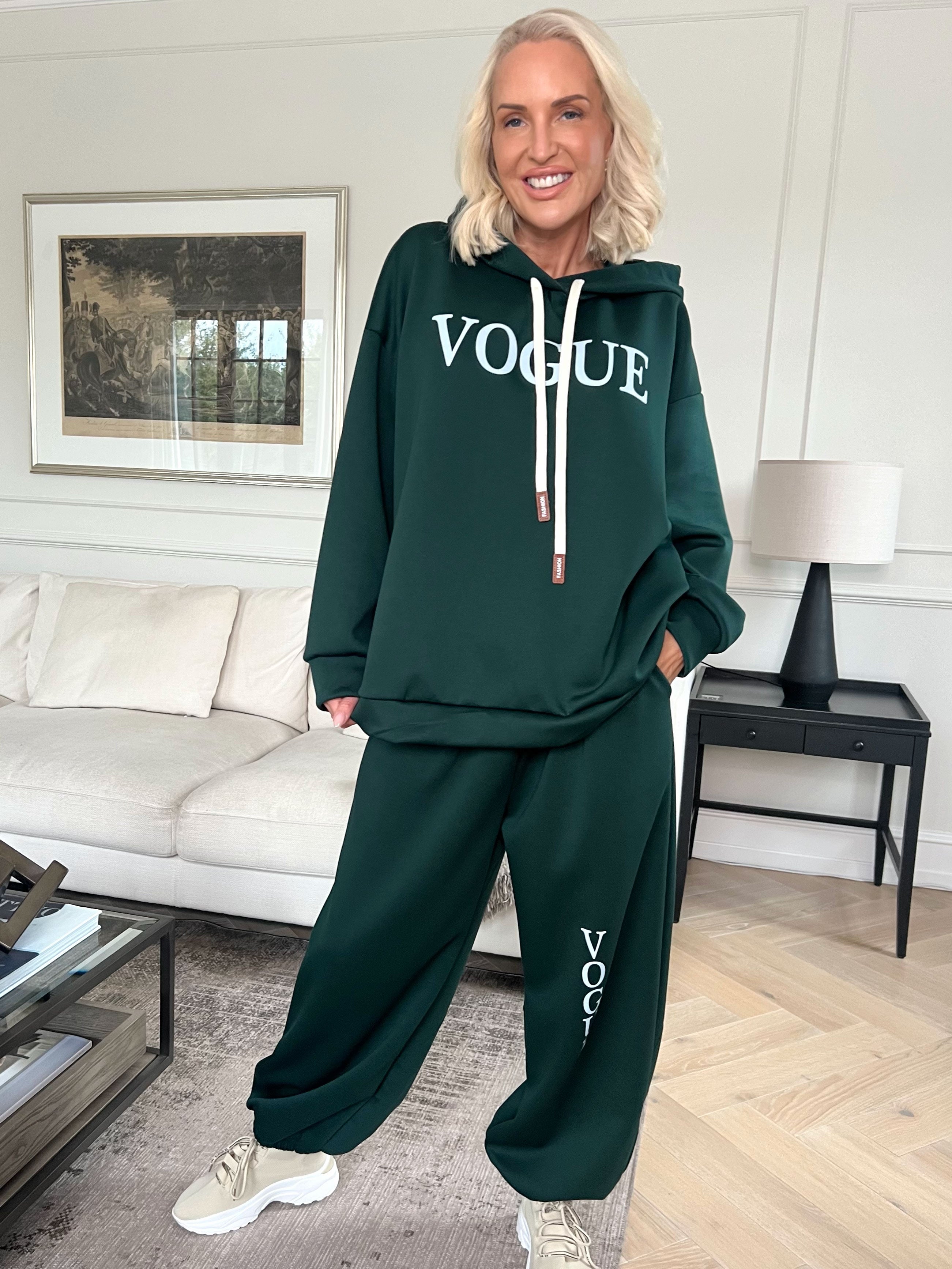 Winona - Blødt oversized joggingsæt i viskose med Vogue stående på bluse og bukser
