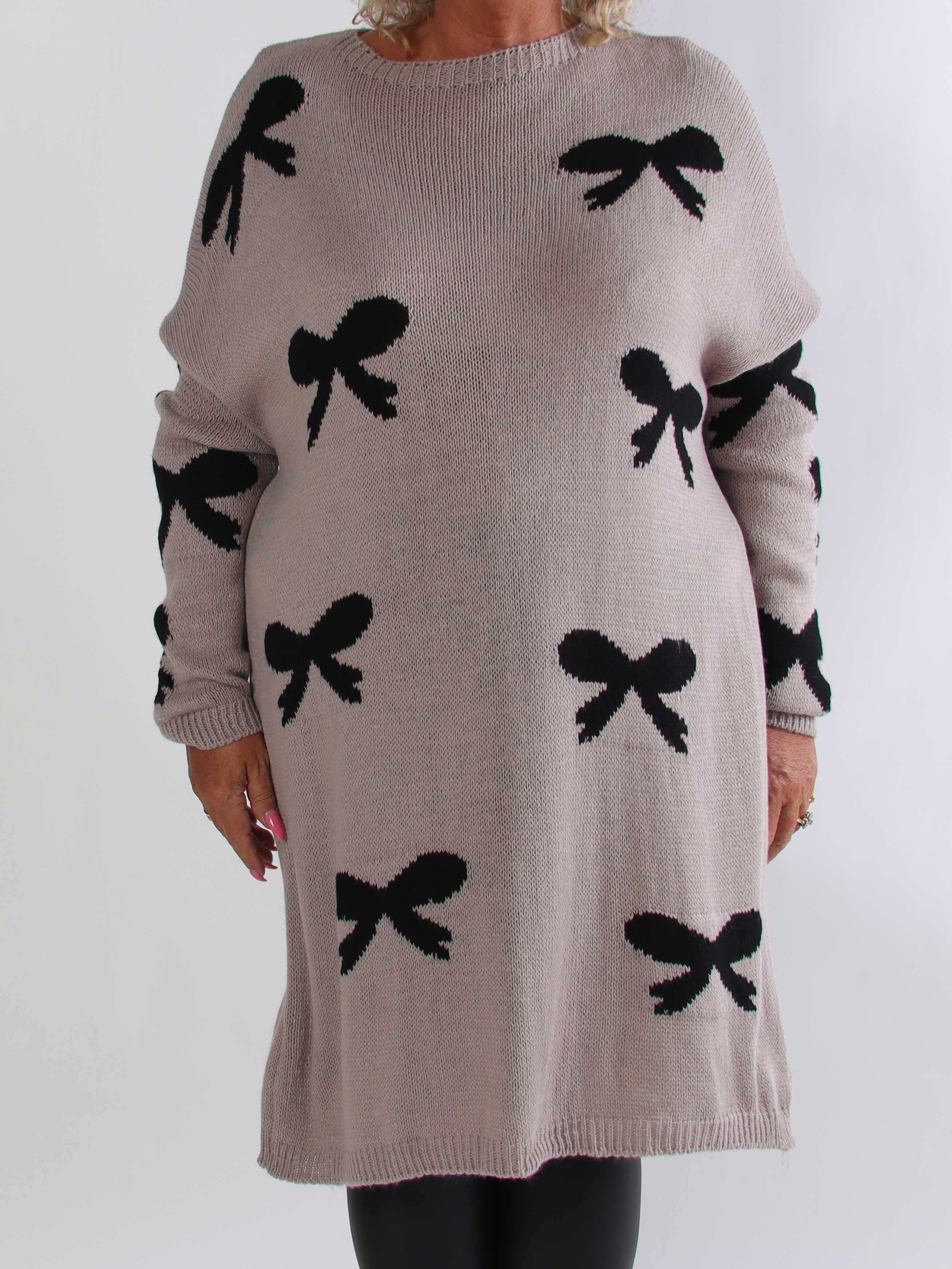 Xylia - Plus size strikkjole med fine sløjfemotiver