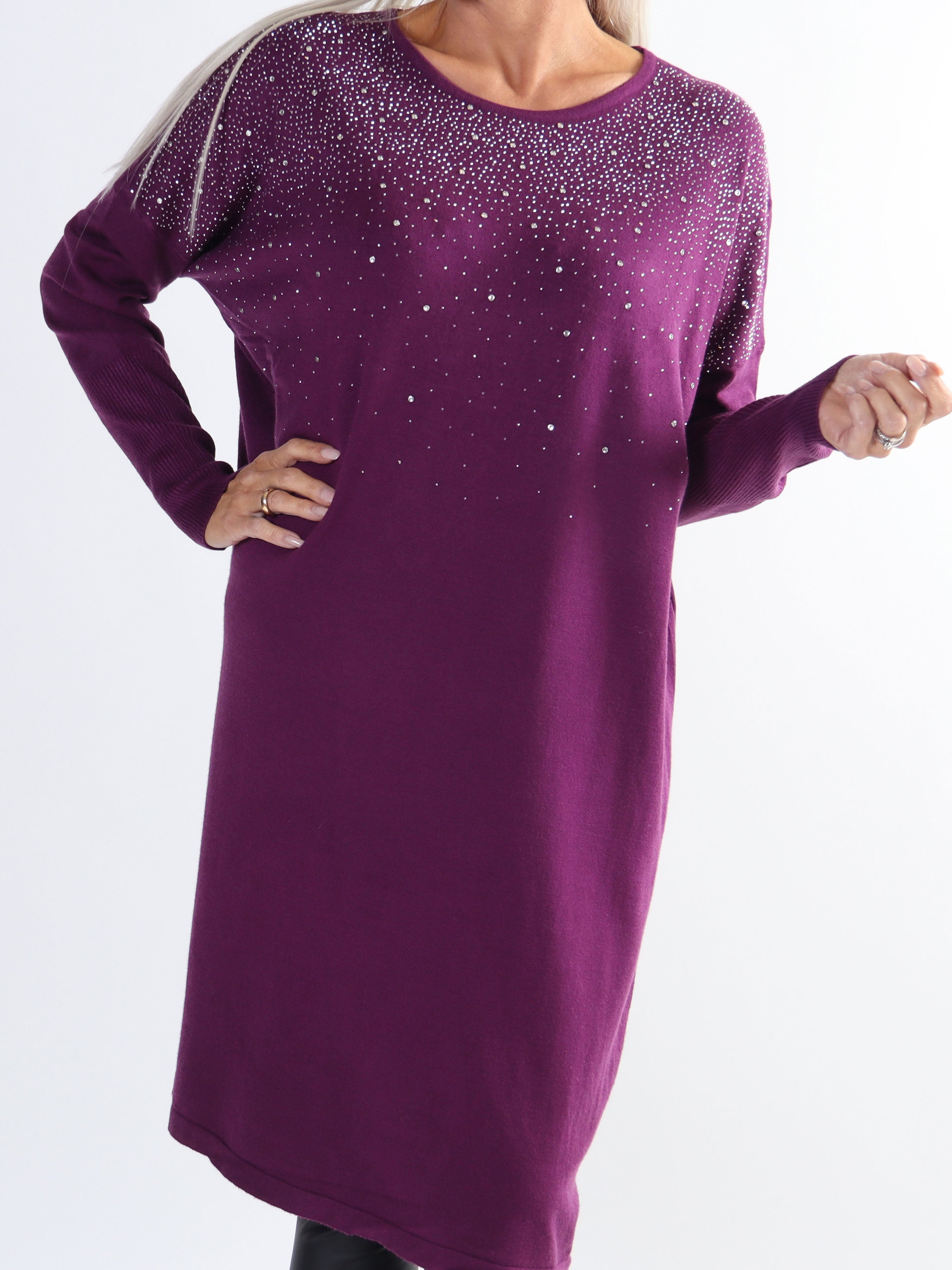 Yasha - Mjuk stickad plus size klänning i elastiskt tyg utsmyckad med strass