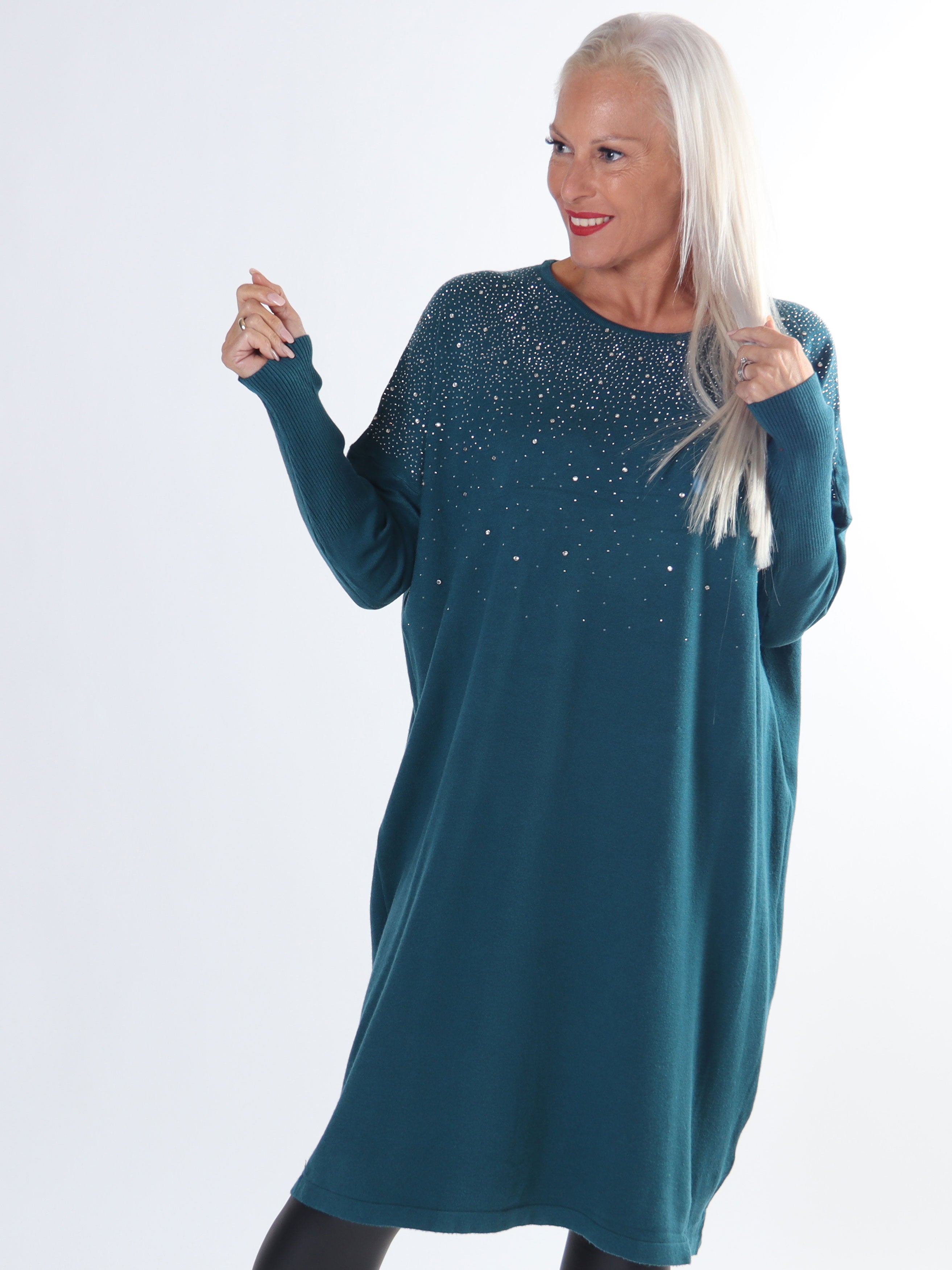 Yasha - Mjuk stickad plus size klänning i elastiskt tyg utsmyckad med strass