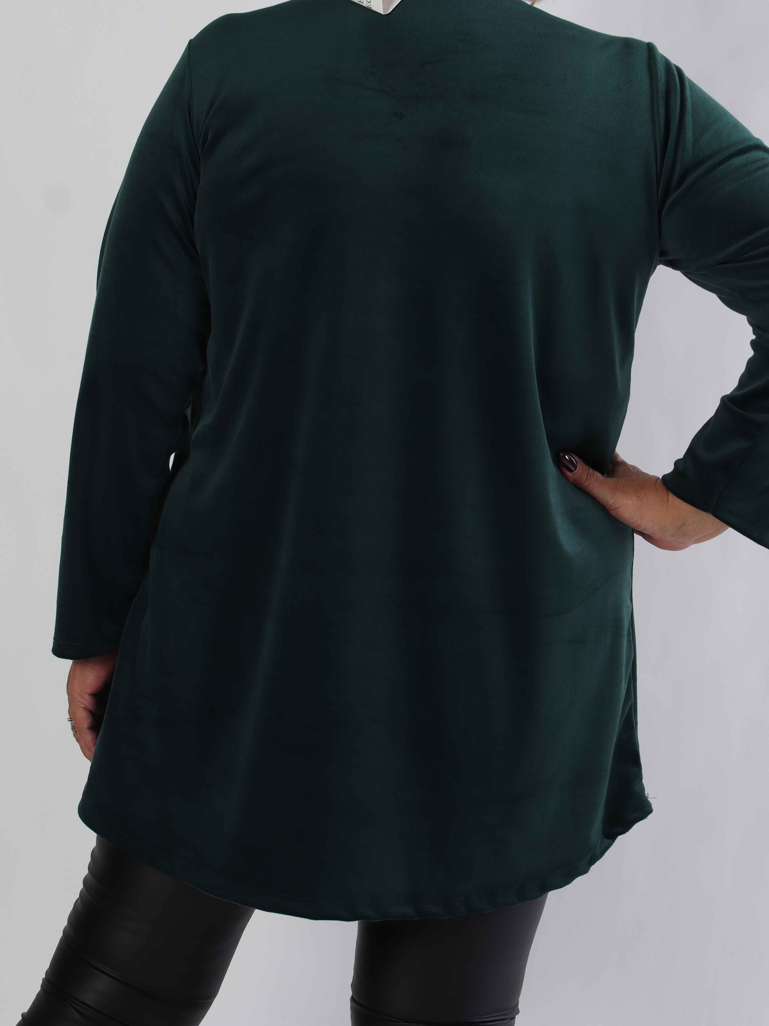 Ylva - Mjuk plus size tunikaklänning i velour med guldfärgad brosch
