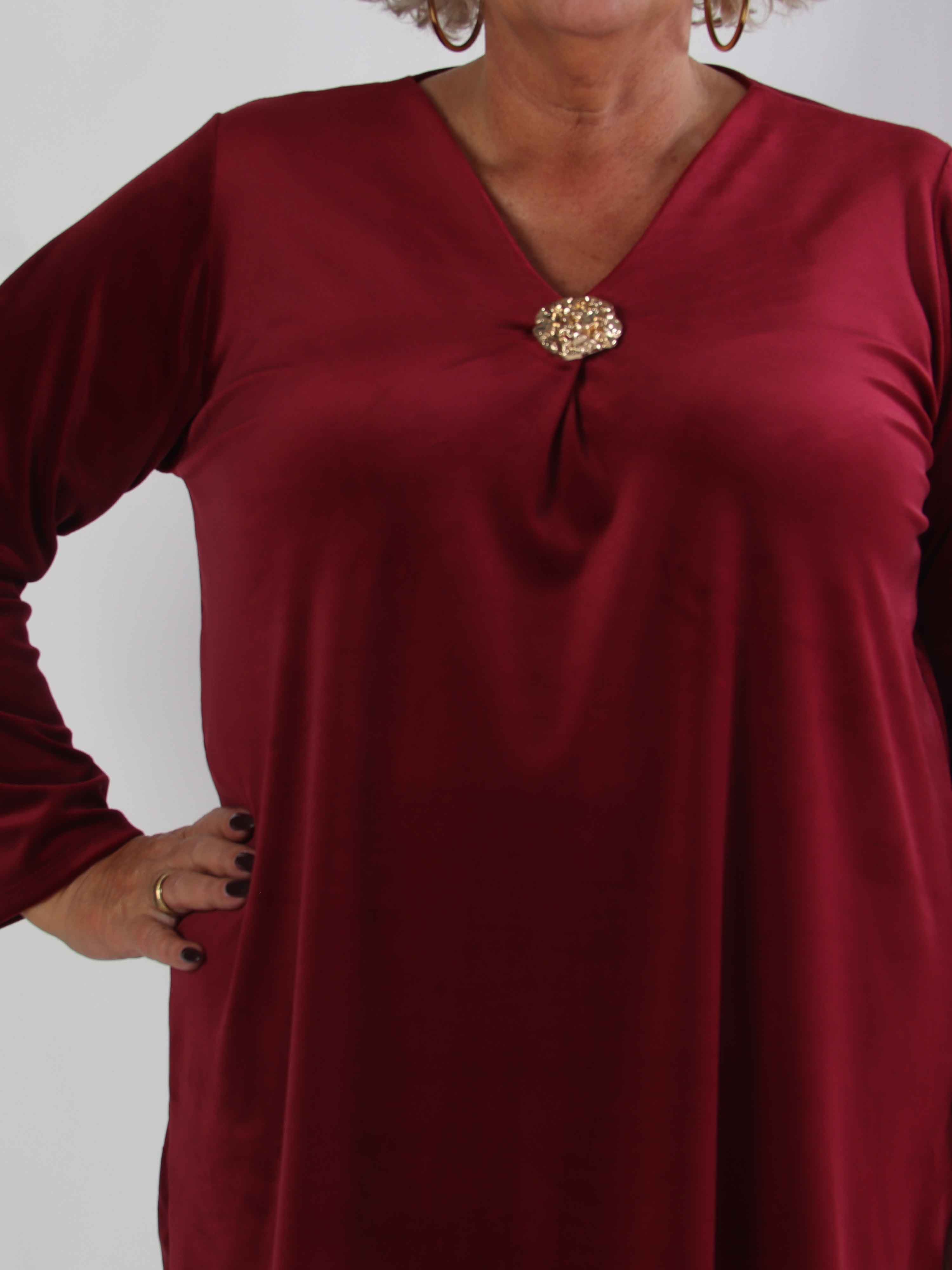 Ylva - Mjuk plus size tunikaklänning i velour med guldfärgad brosch