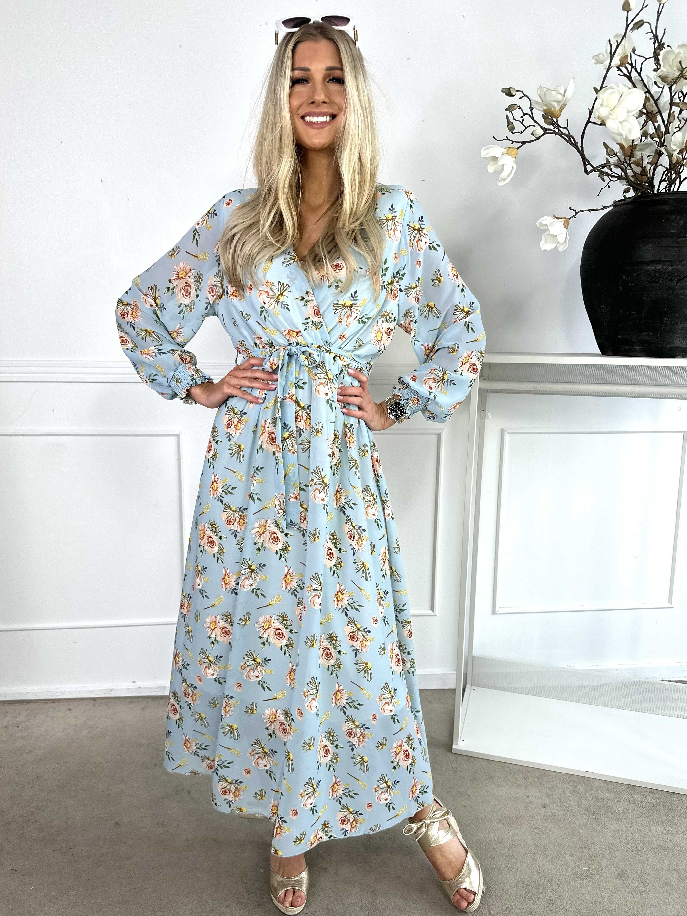 Zola - Långklänning med blommor och halvgenomskinliga ärmar