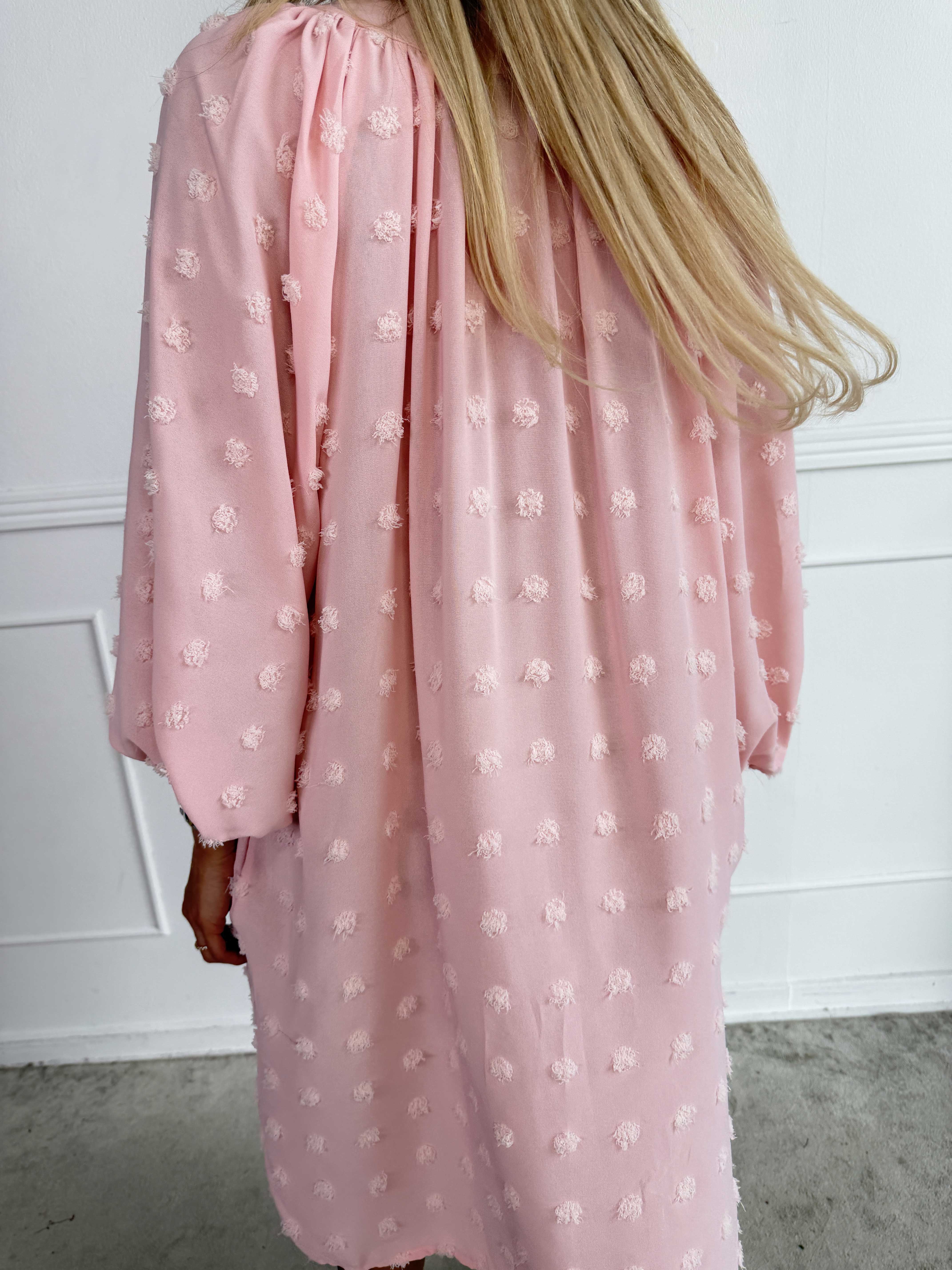Amidala Romantic - Feminin klänning i viskos med vackra ballongärmar och prickiga detaljer