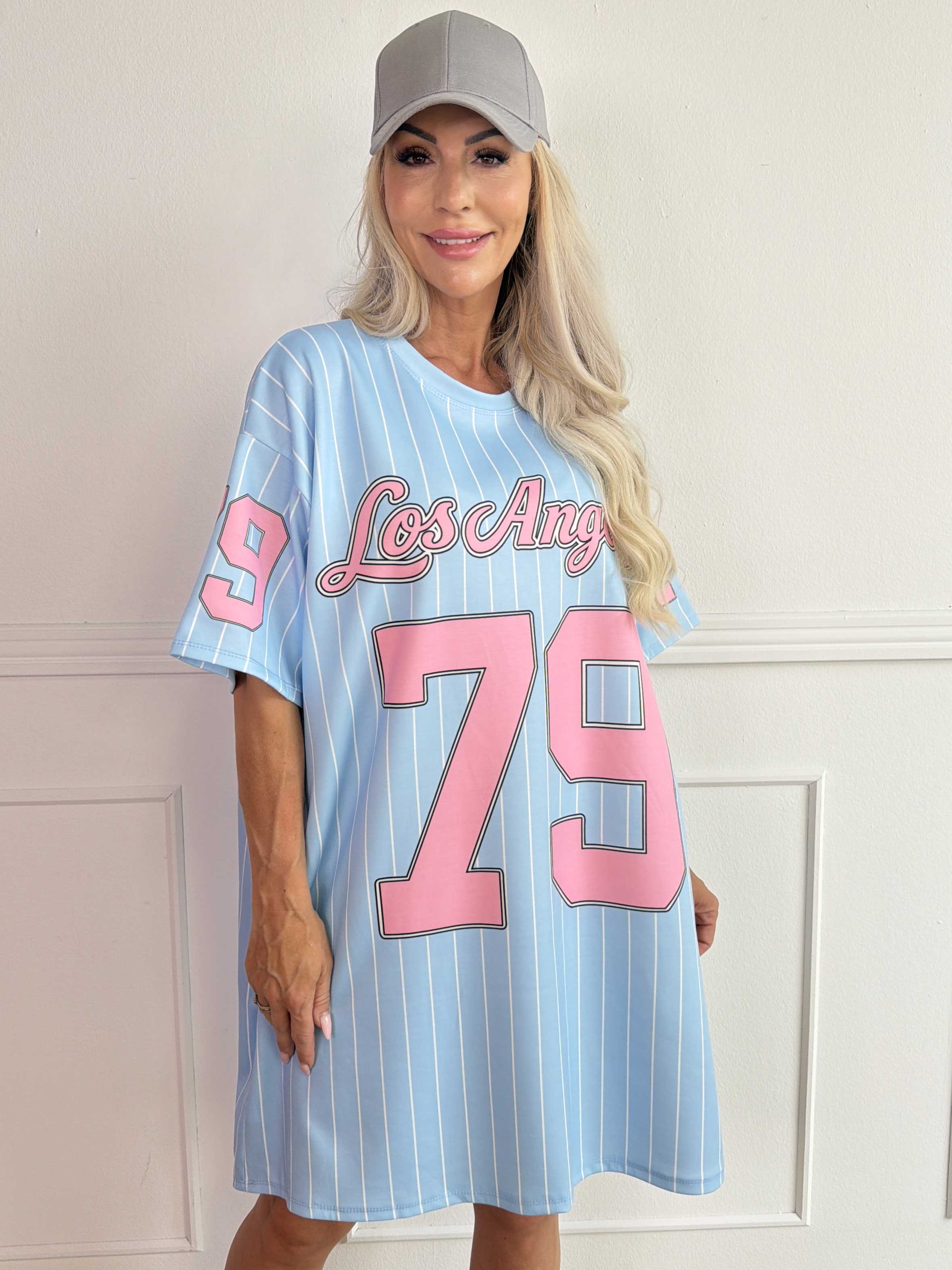Andrea - T-shirtklänning i mjuk viskosblandning med sportig basebollinspirerad design