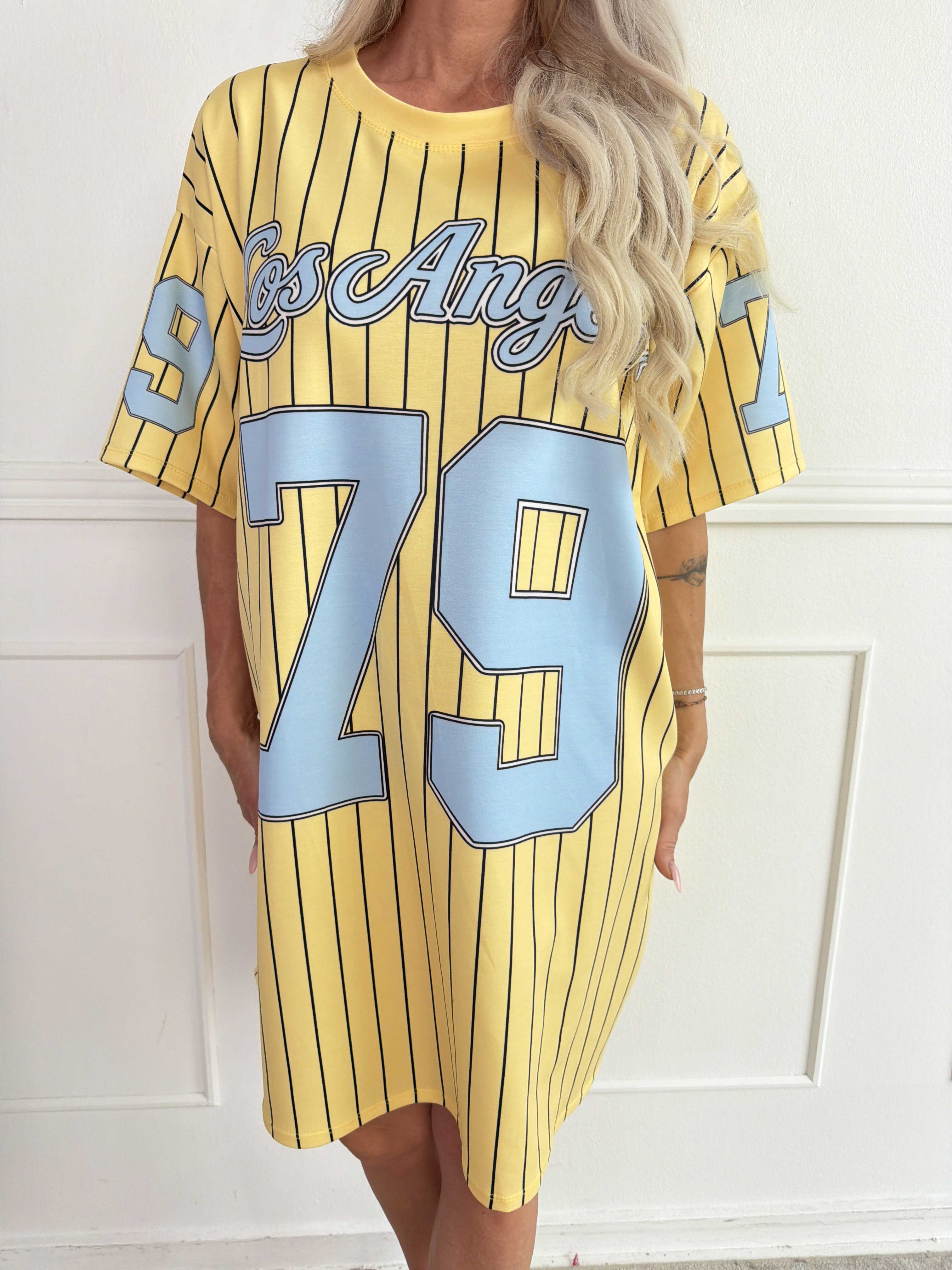 Andrea - T-shirtklänning i mjuk viskosblandning med sportig basebollinspirerad design