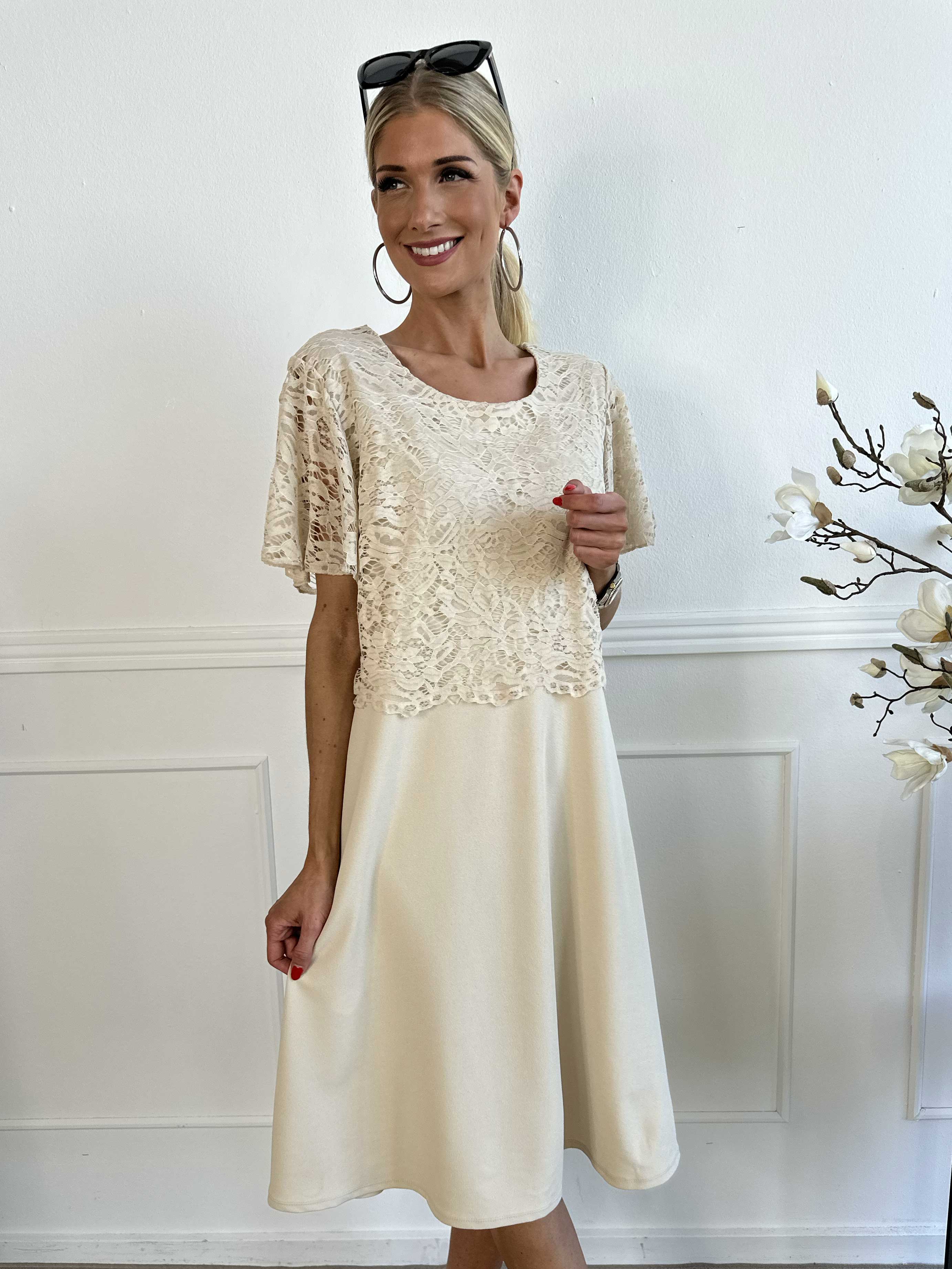 Aniki - Fin feminin klänning med spetsöverdel