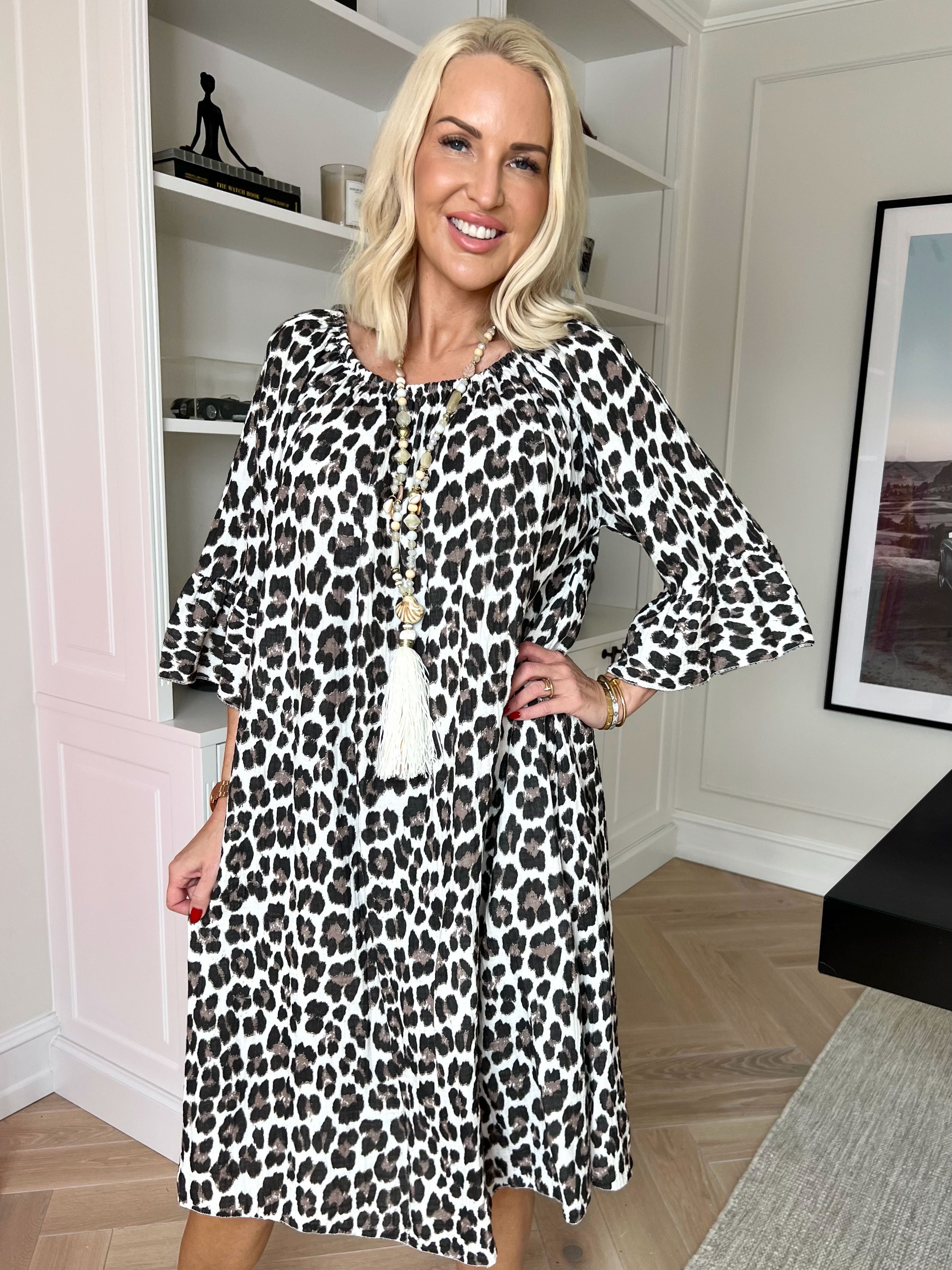 Antonella - Kjole i blødt bomuldsbæk og bølge stof med et fint leopardprint