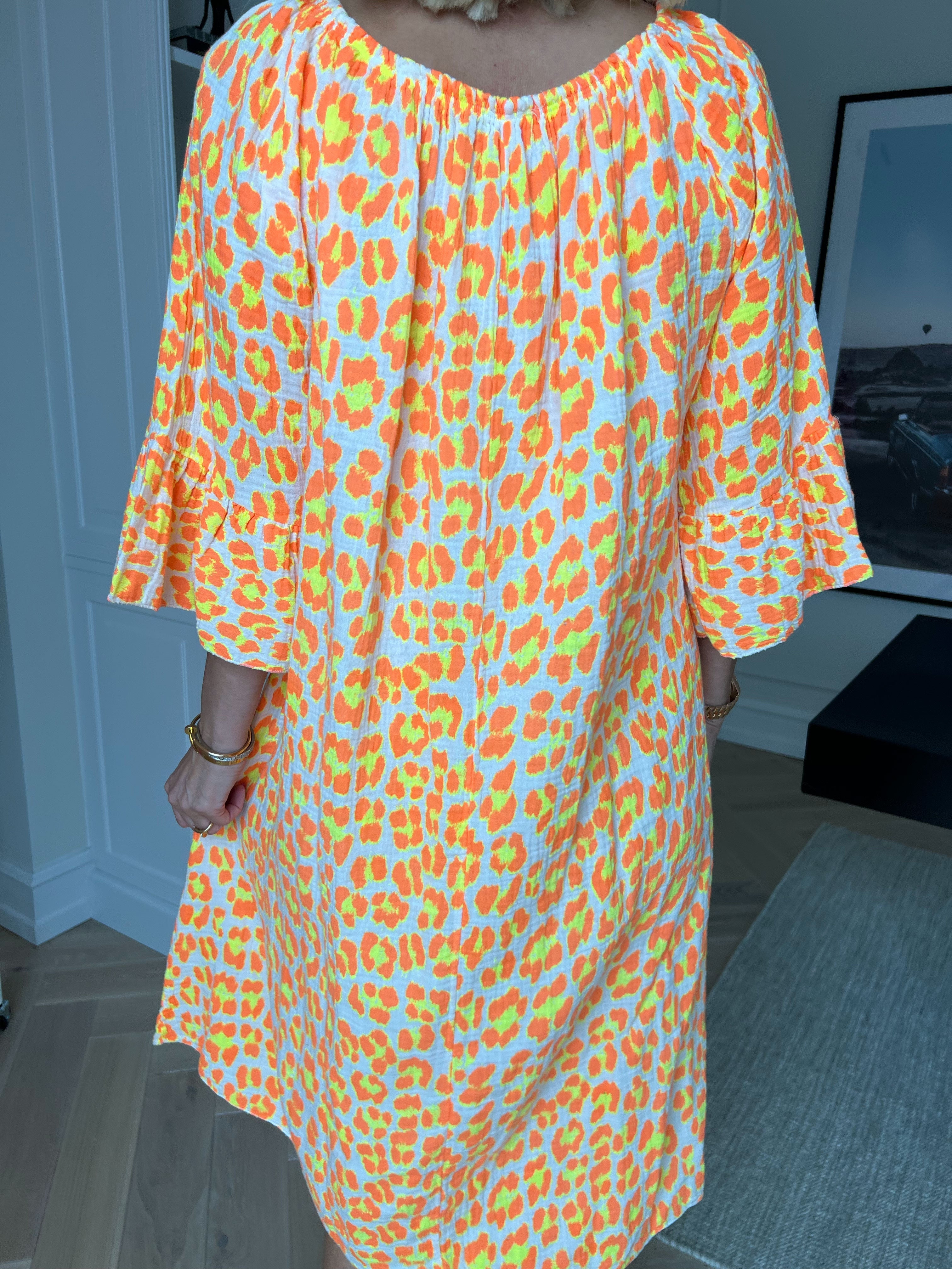 Antonella - Kjole i blødt bomuldsbæk og bølge stof med et fint leopardprint