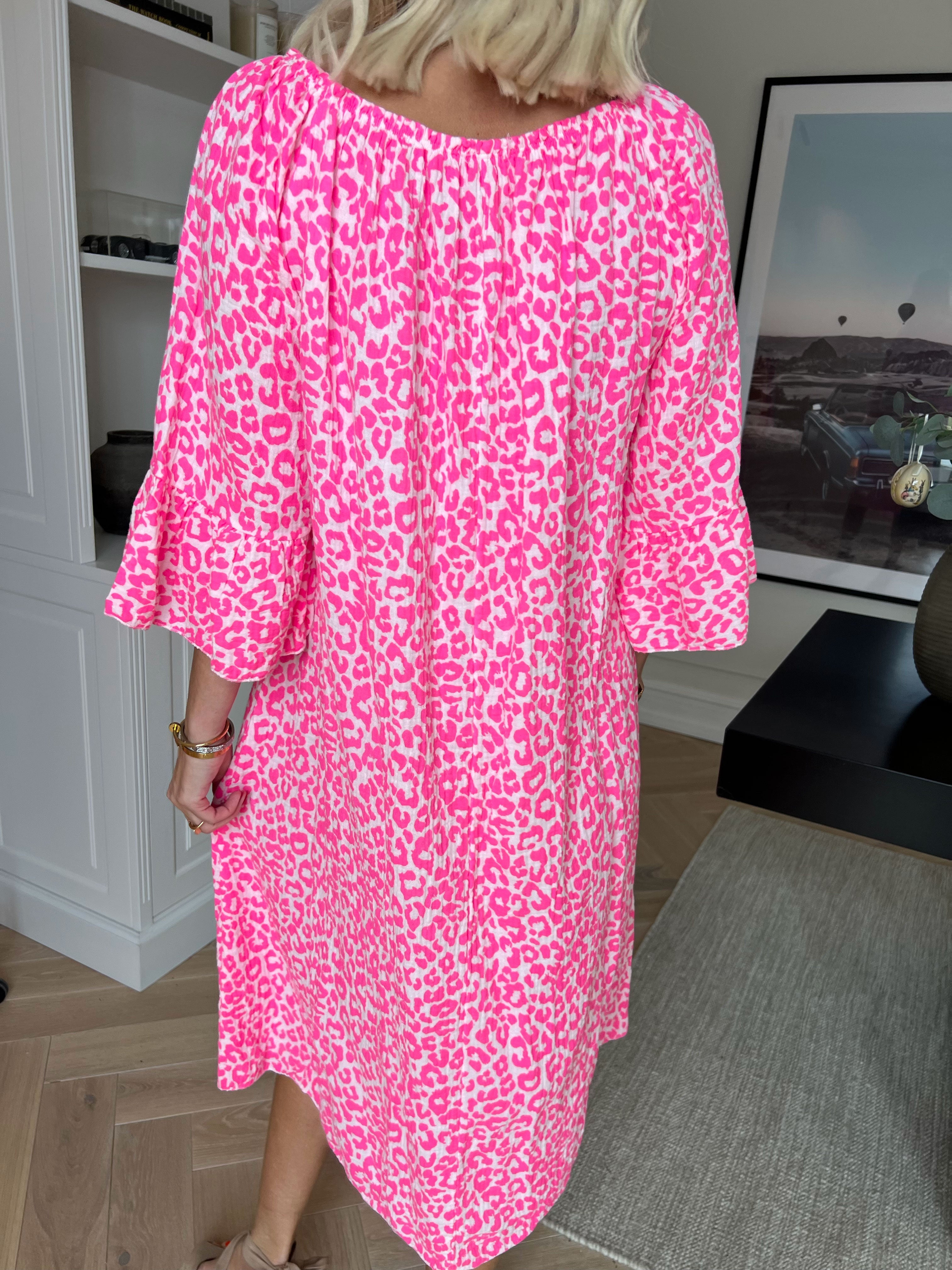 Antonella - Kjole i blødt bomuldsbæk og bølge stof med et fint leopardprint