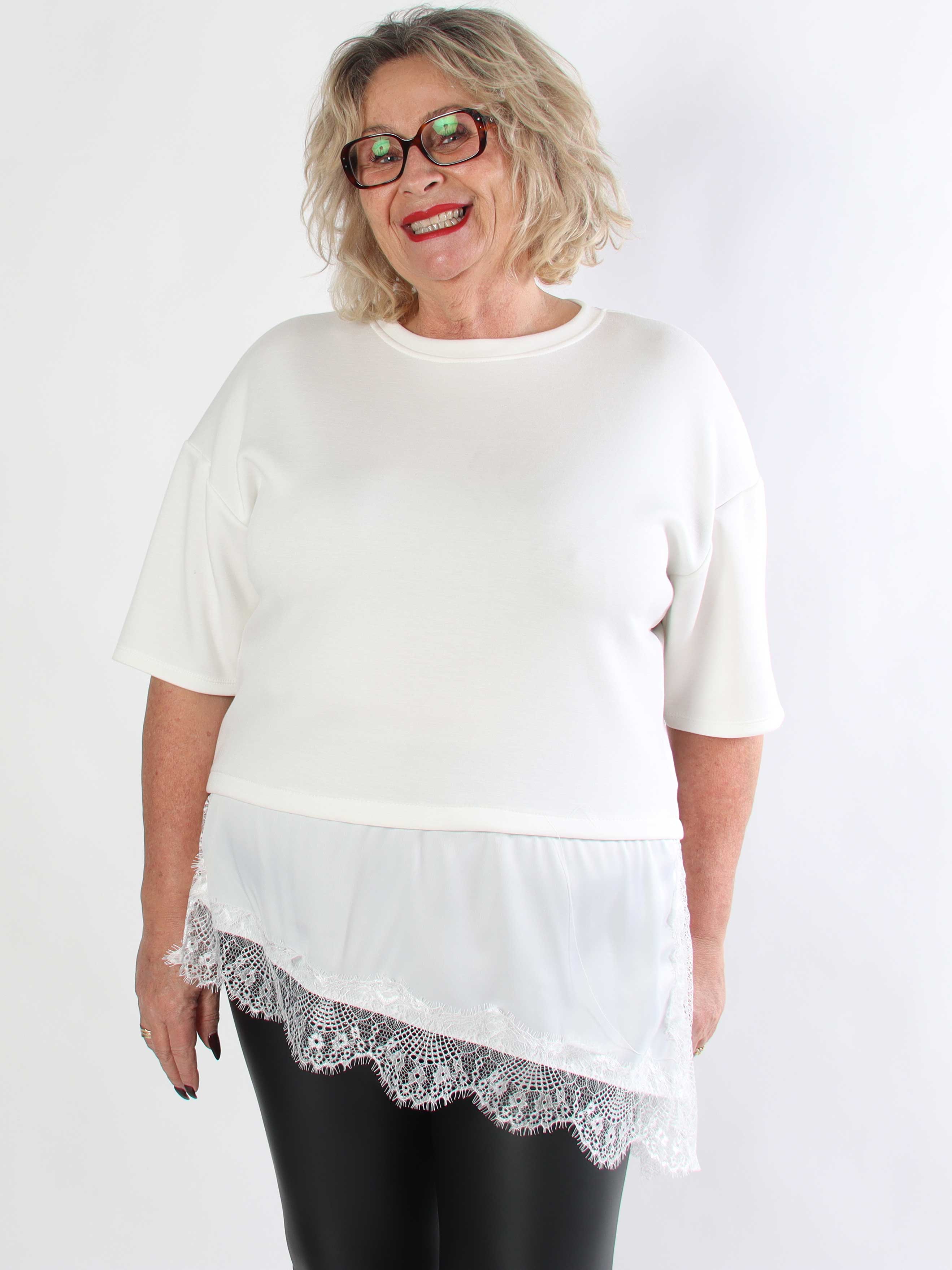 Camemi - Plus size t-shirt med indsyet top med blondekant forneden