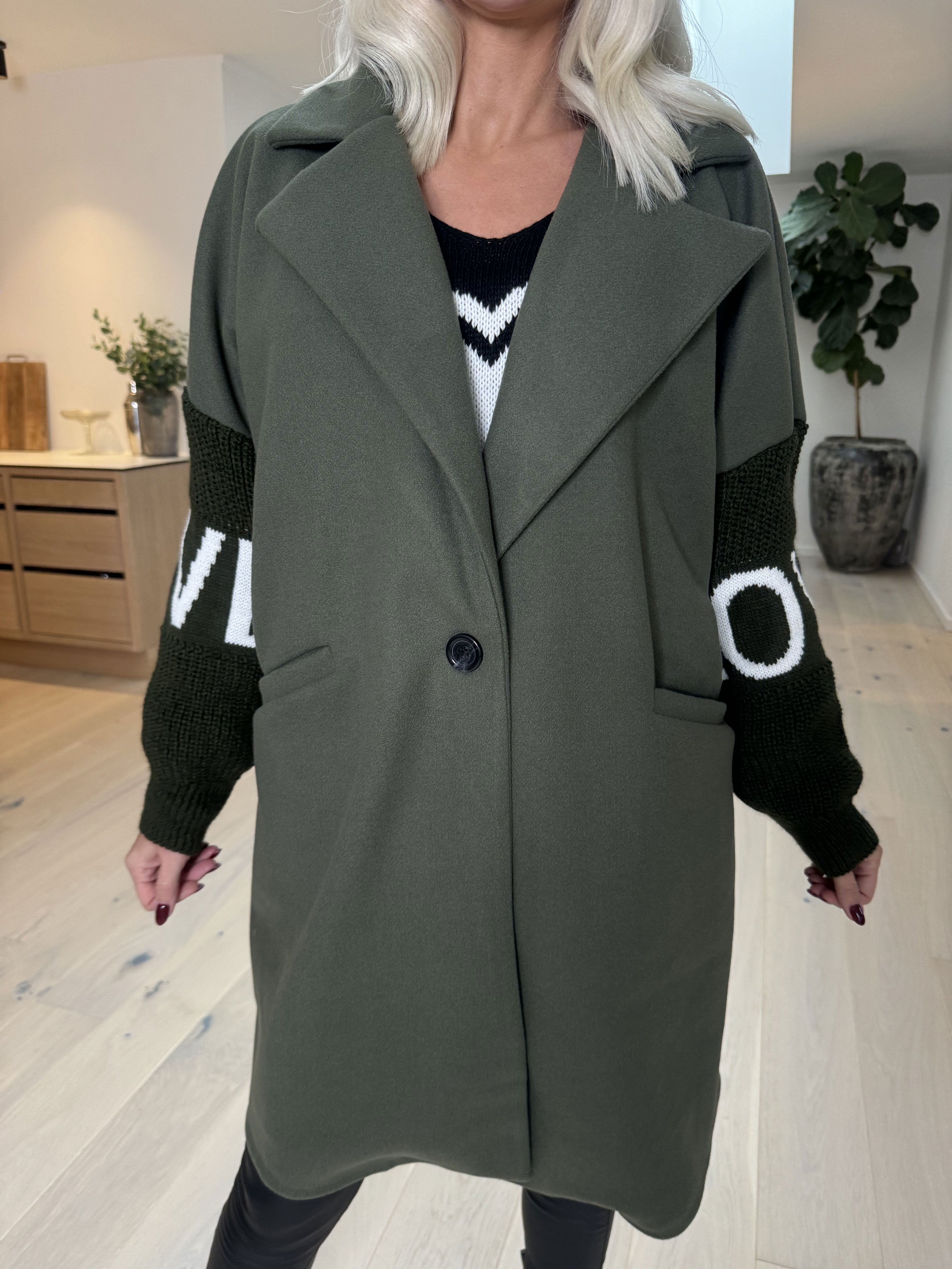 Debbie Short - Jacka med stickade ärmar