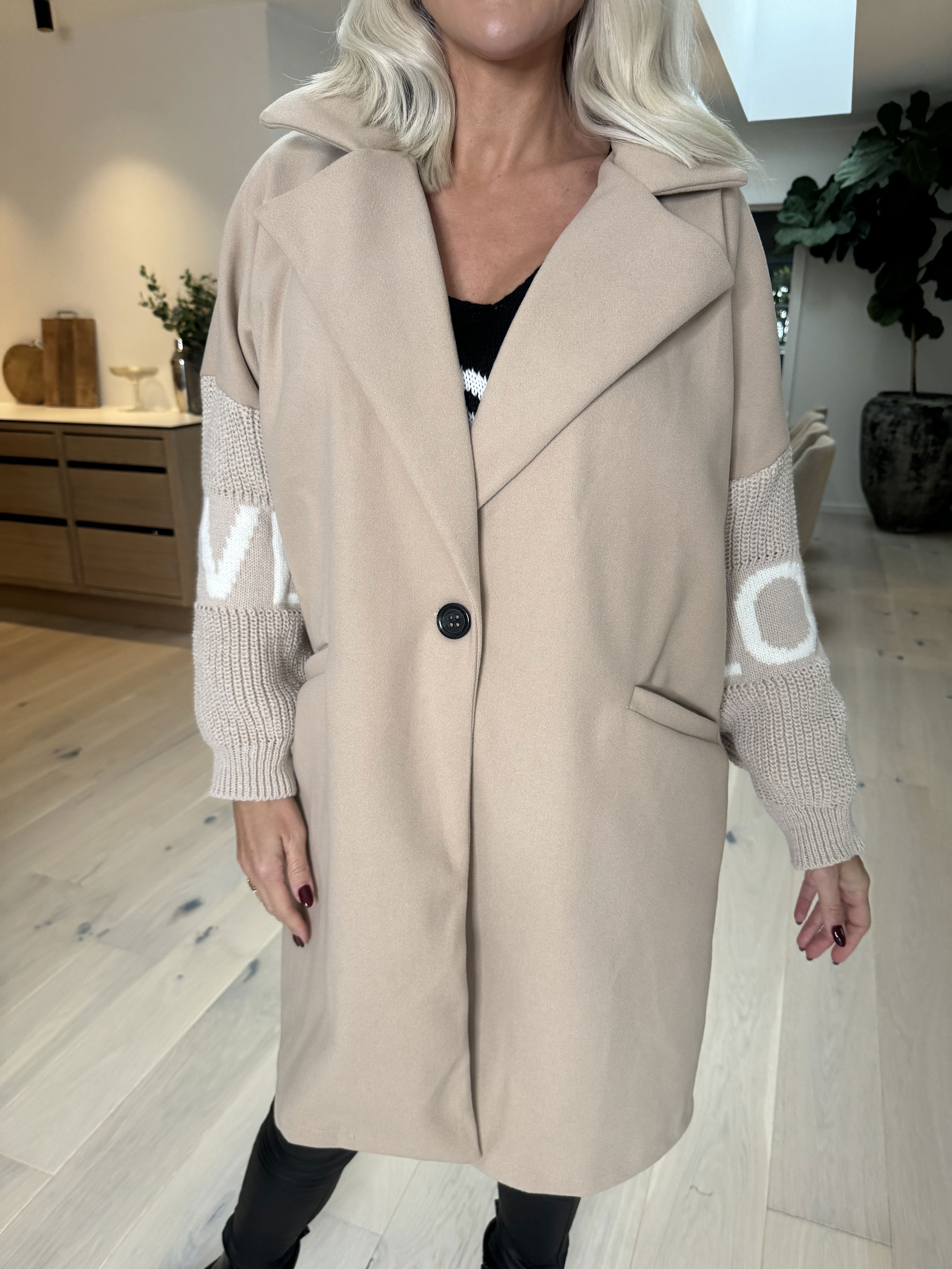 Debbie Short - Jacka med stickade ärmar
