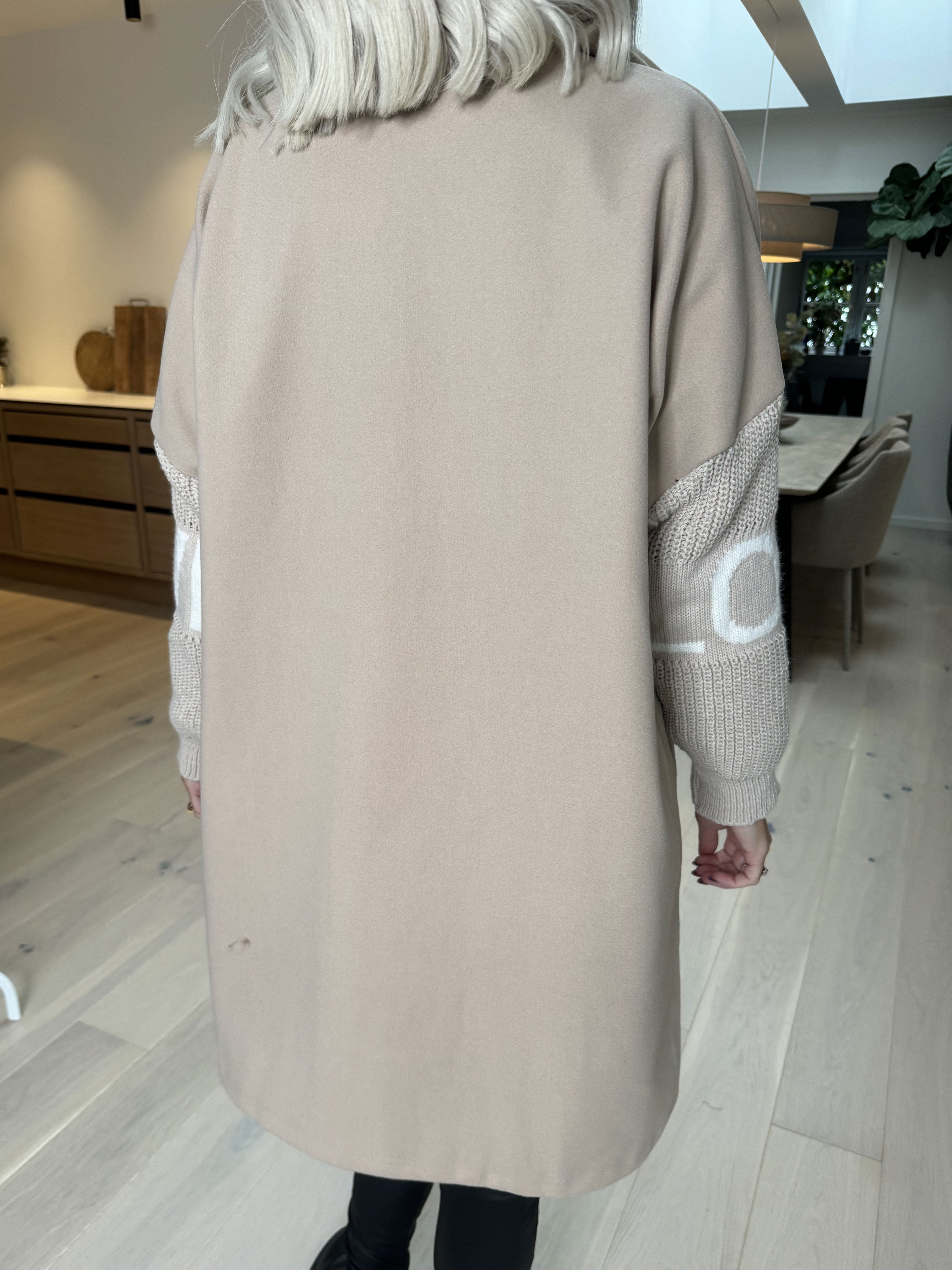 Debbie Short - Jacka med stickade ärmar