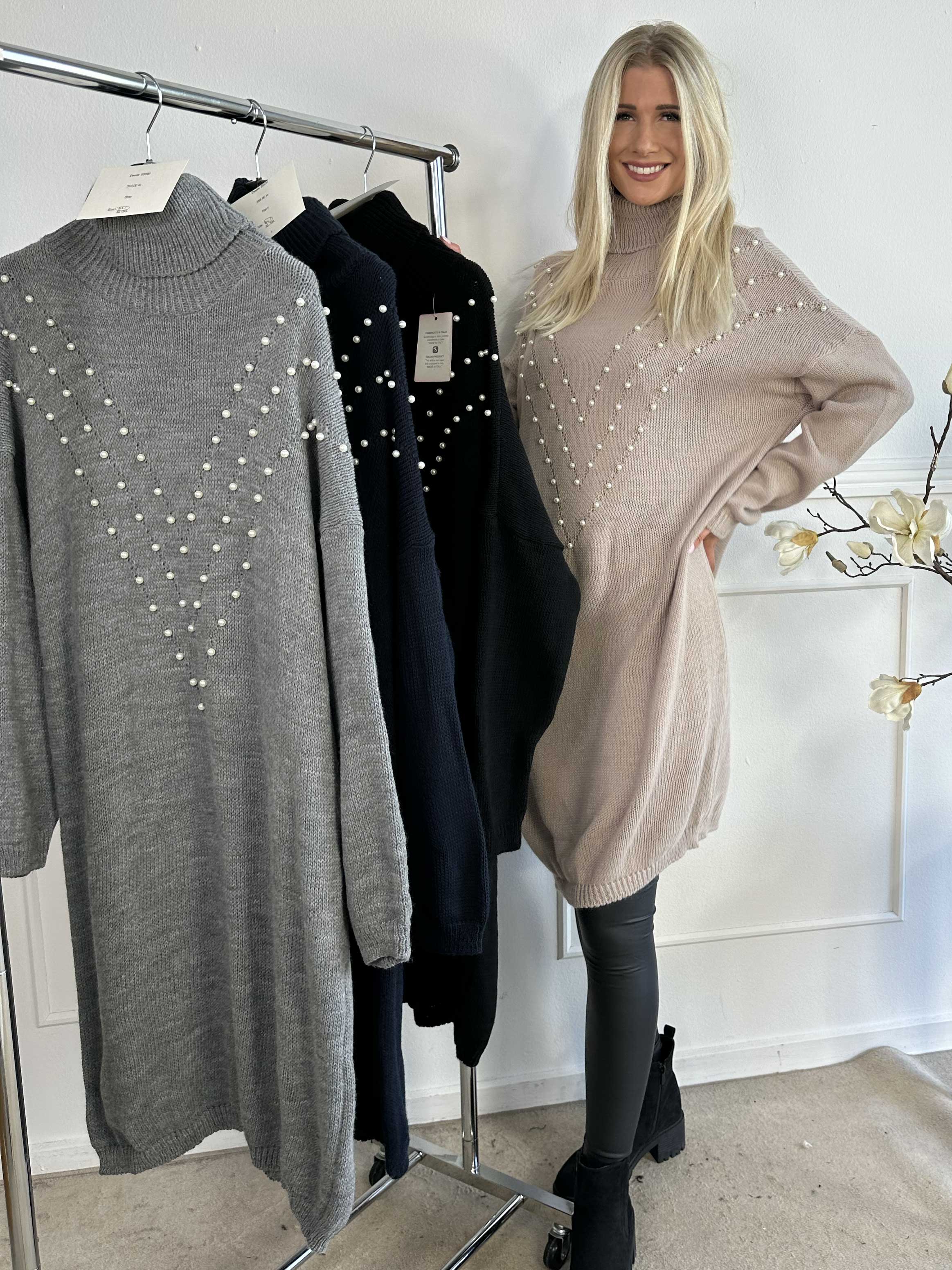 Desire - Stickad klänning med polokrage och vita pärlor
