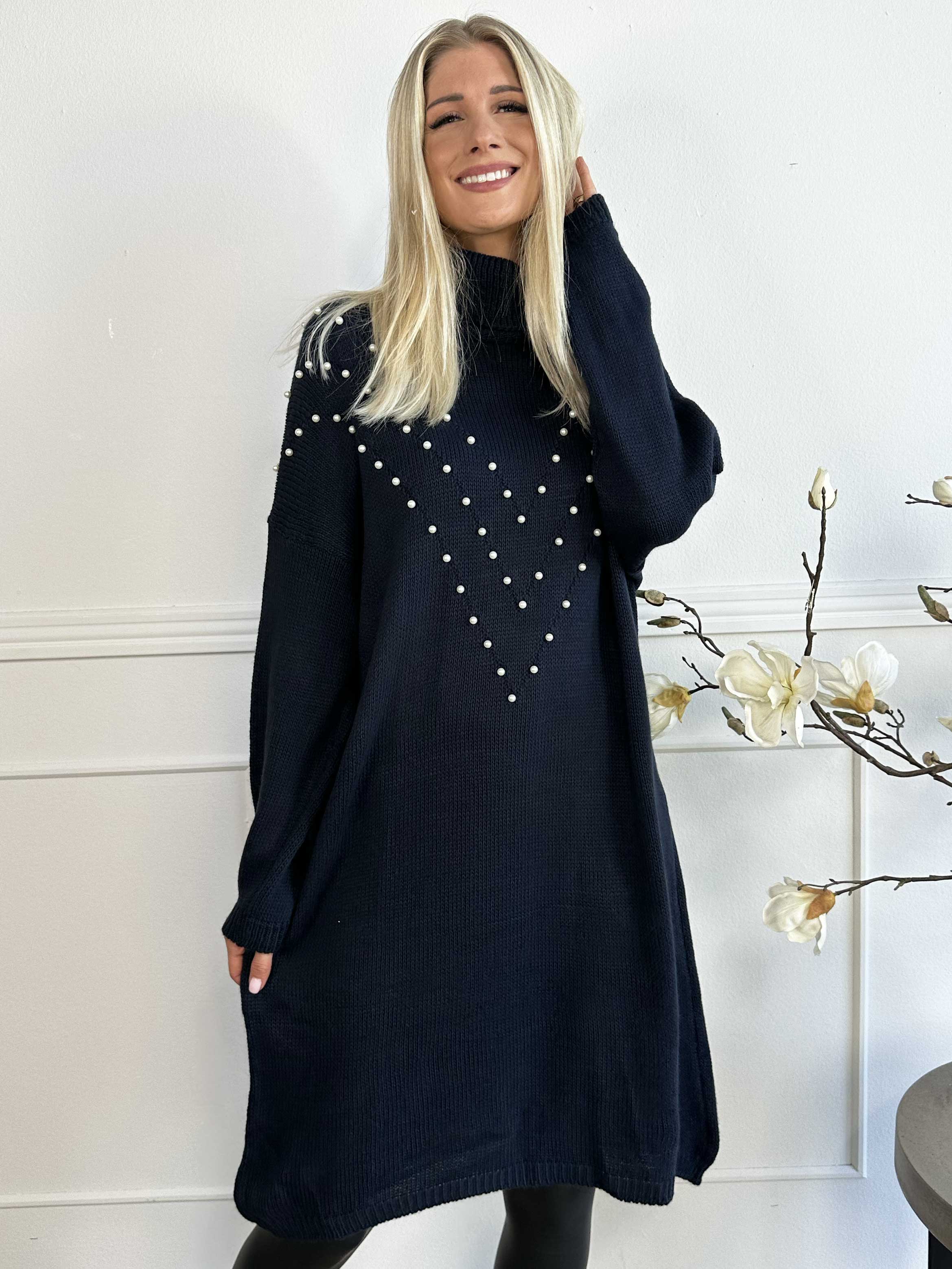 Desire - Stickad klänning med polokrage och vita pärlor