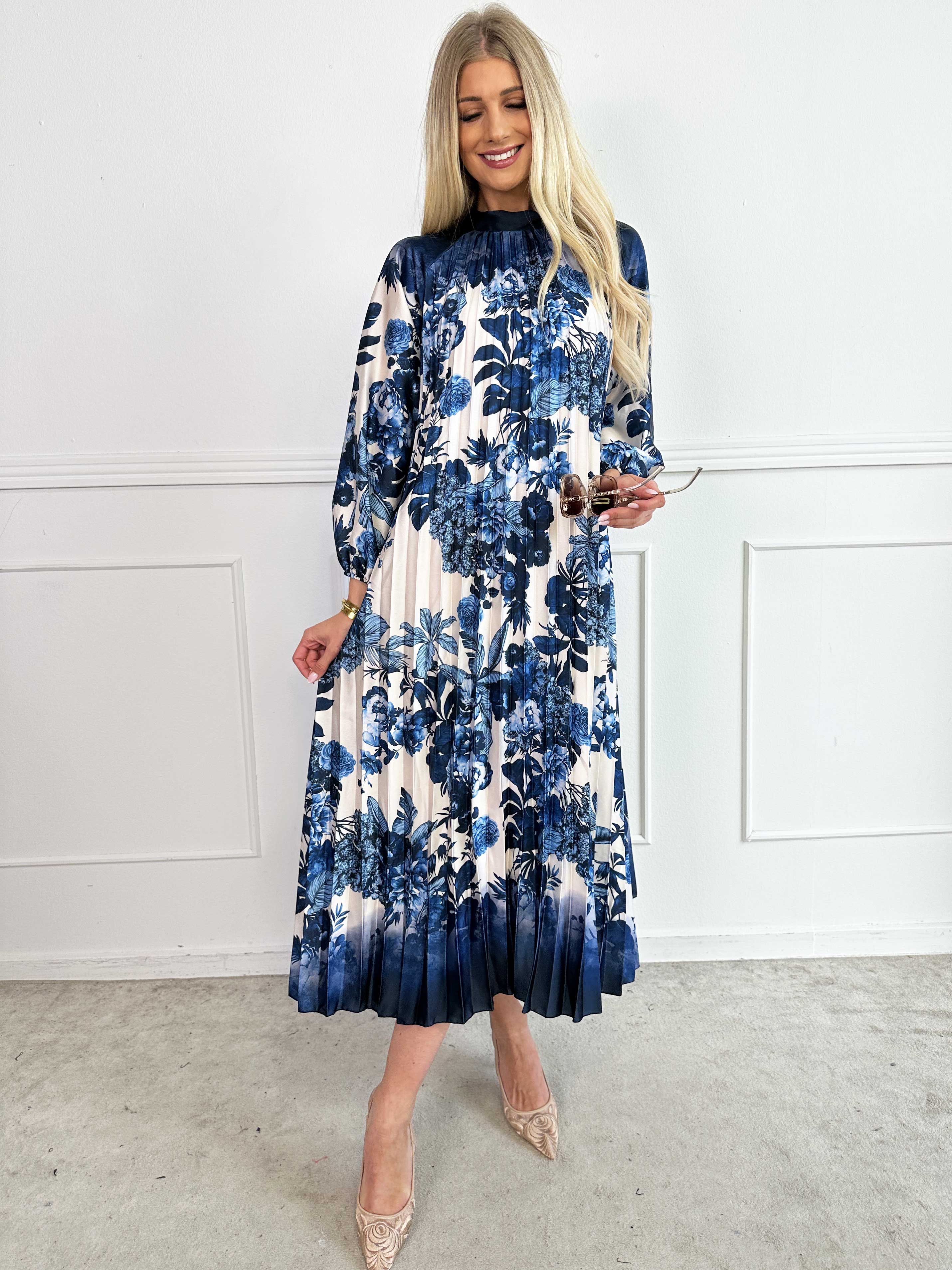 Eloise - Lang kjole i satin med blomsterprint og plisseringer