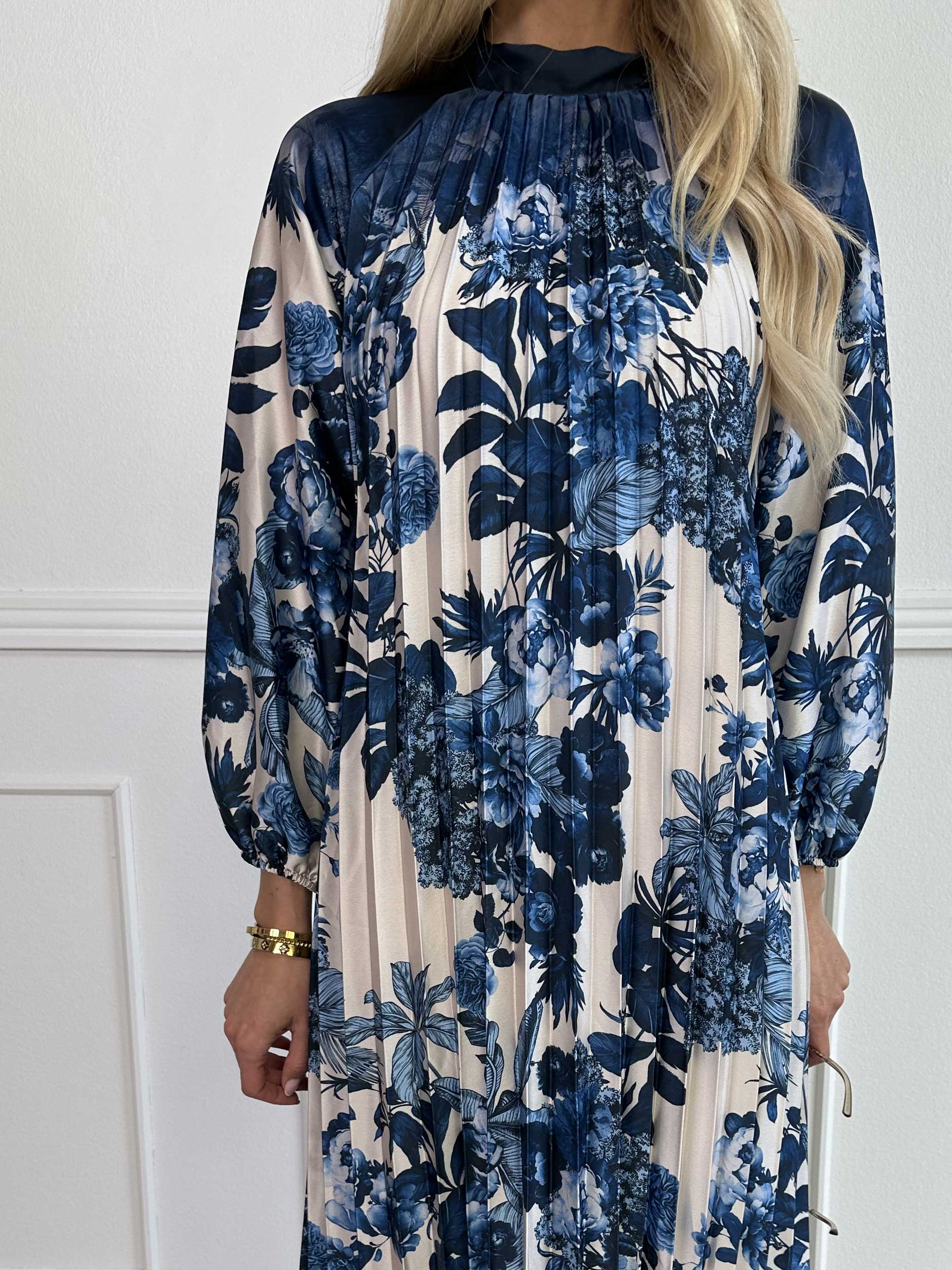 Eloise - Lang kjole i satin med blomsterprint og plisseringer
