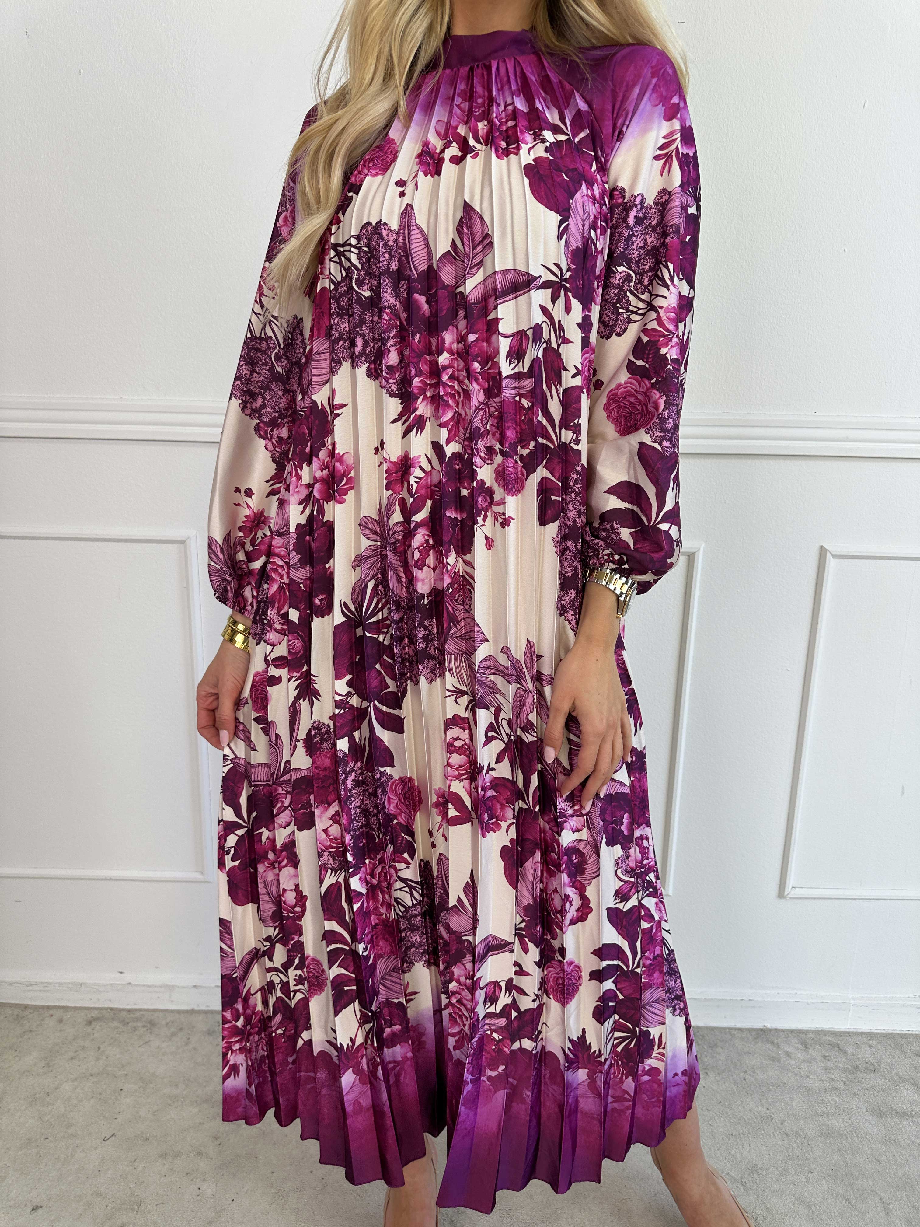 Eloise - Lang kjole i satin med blomsterprint og plisseringer
