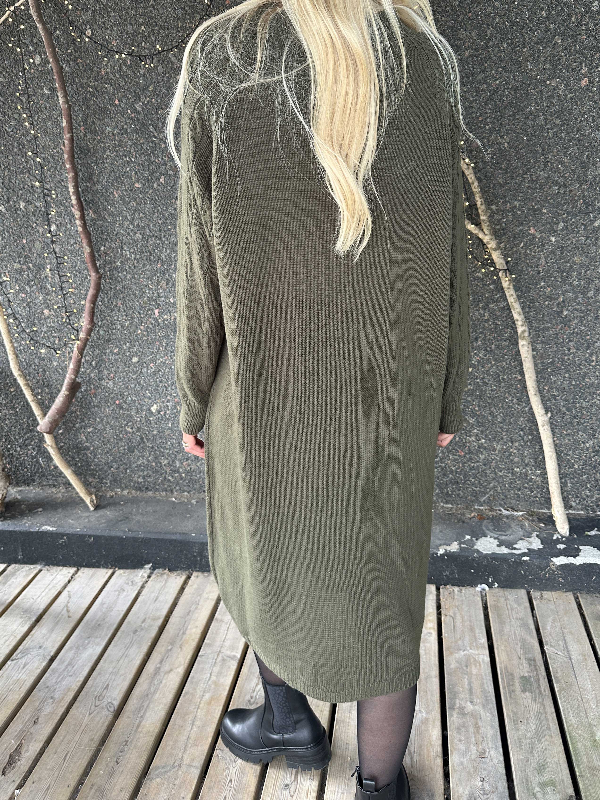 Floresta - Kabelstickad klänning med guldfärgade knappar och turtleneck