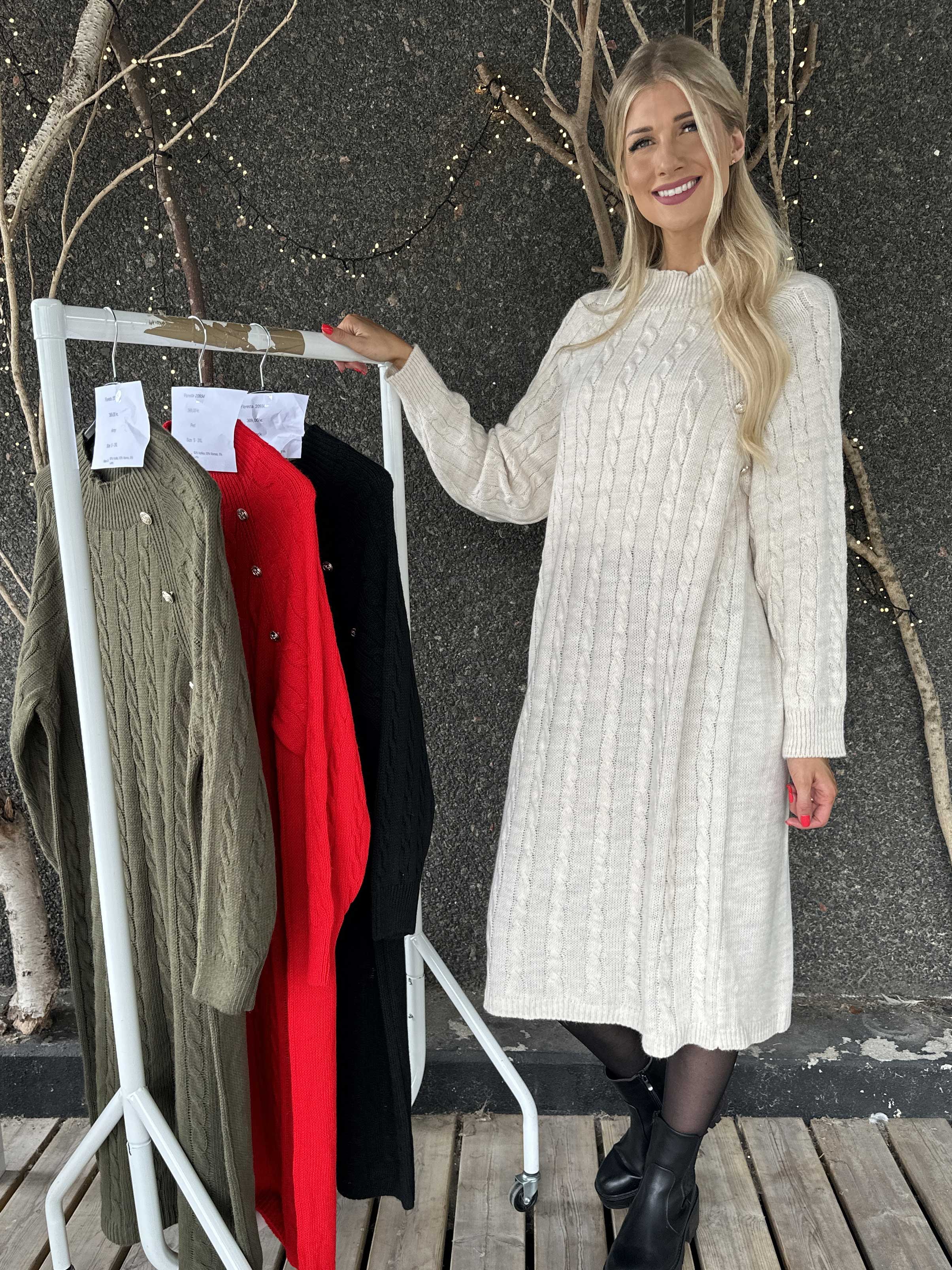 Floresta - Kabelstickad klänning med guldfärgade knappar och turtleneck