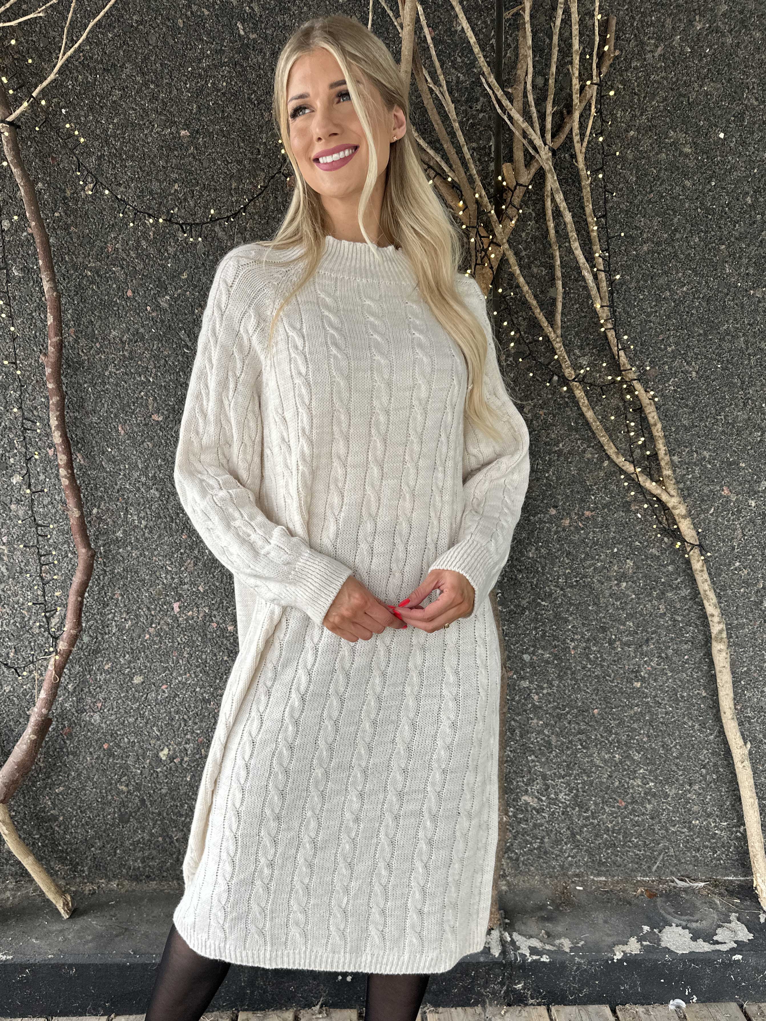 Floresta - Kabelstickad klänning med guldfärgade knappar och turtleneck