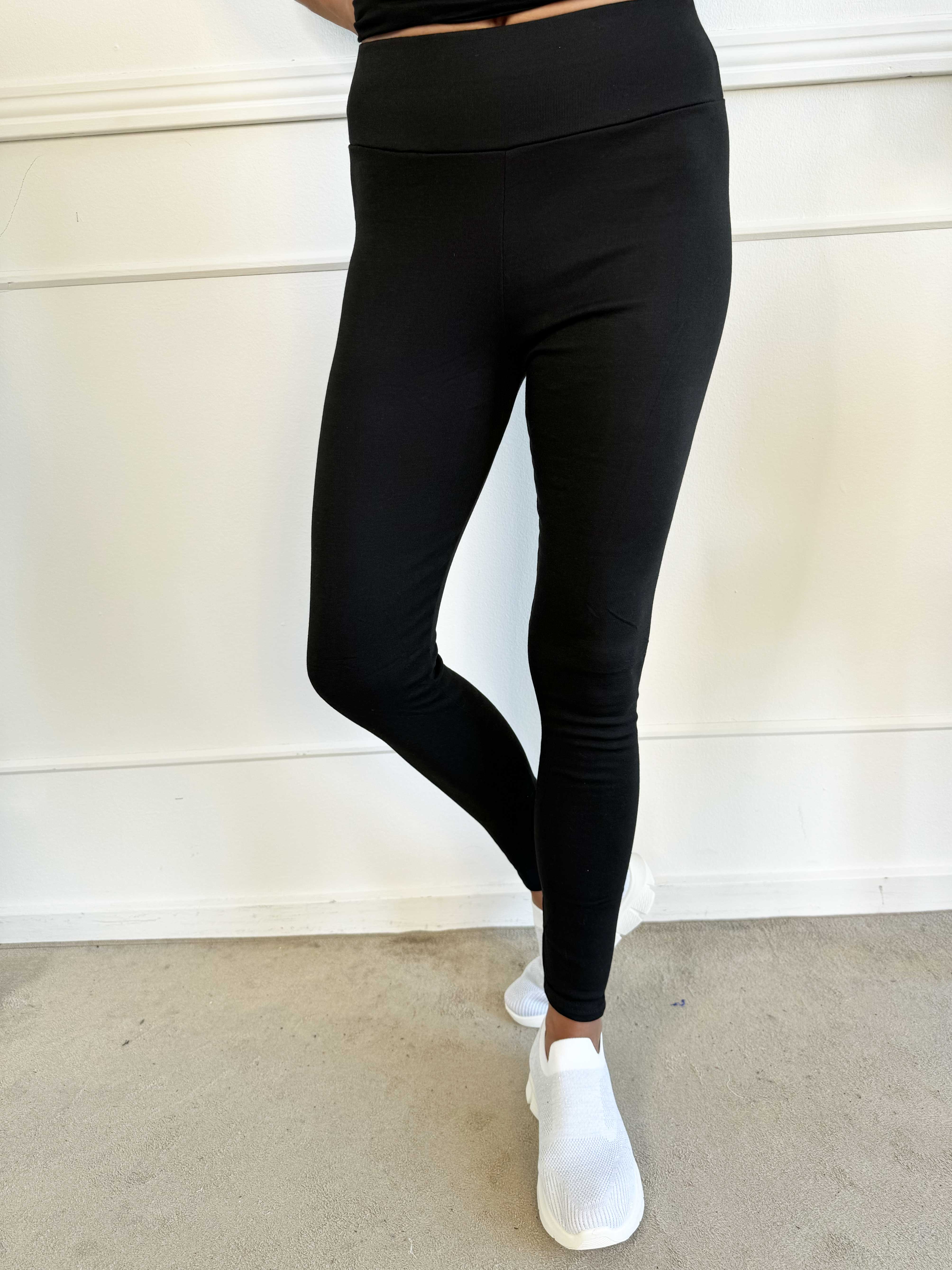 Larisa - Svarta enfärgade basleggings