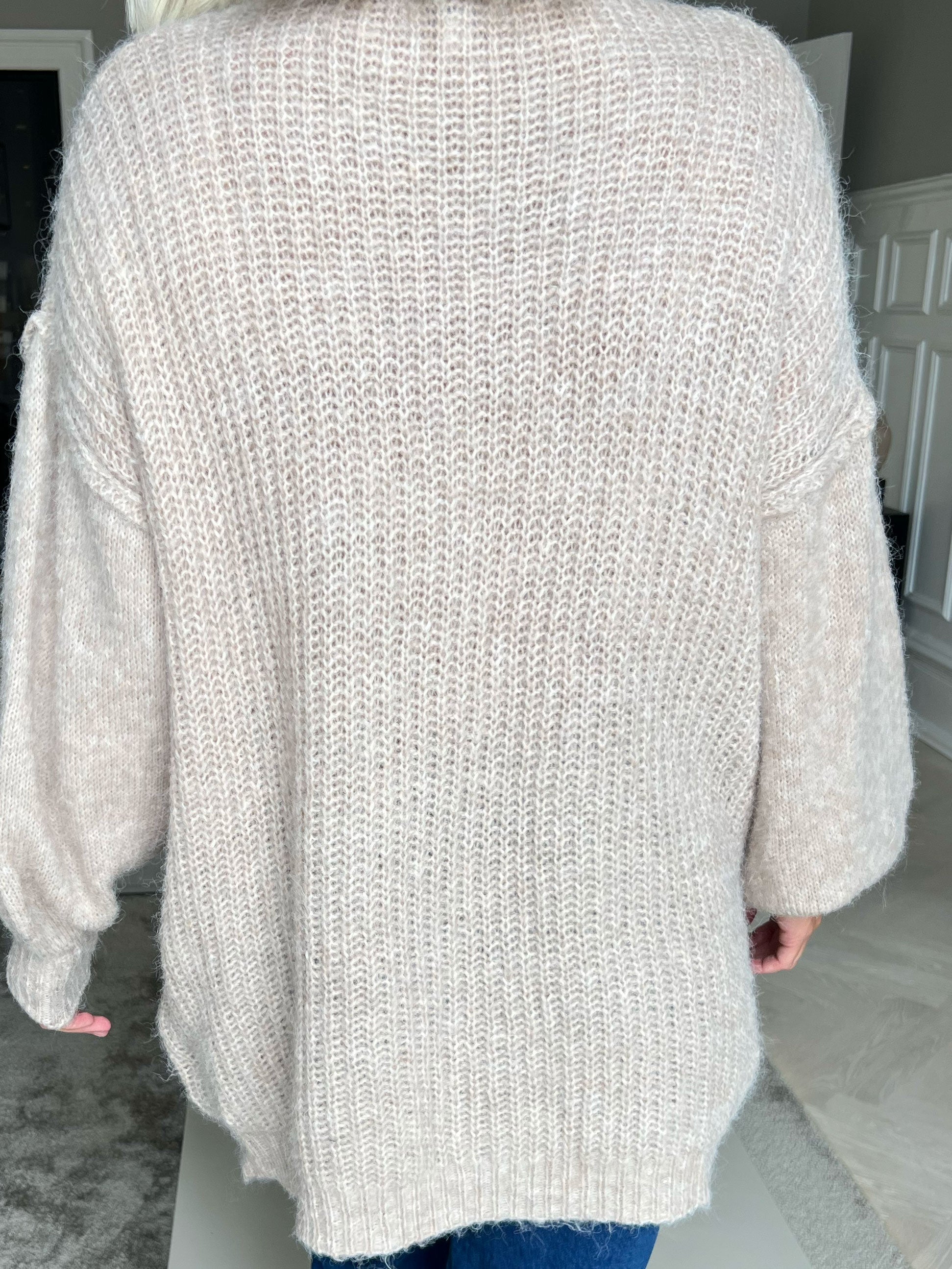 Leana - Lång mjuk stickad blus med ballongärmar