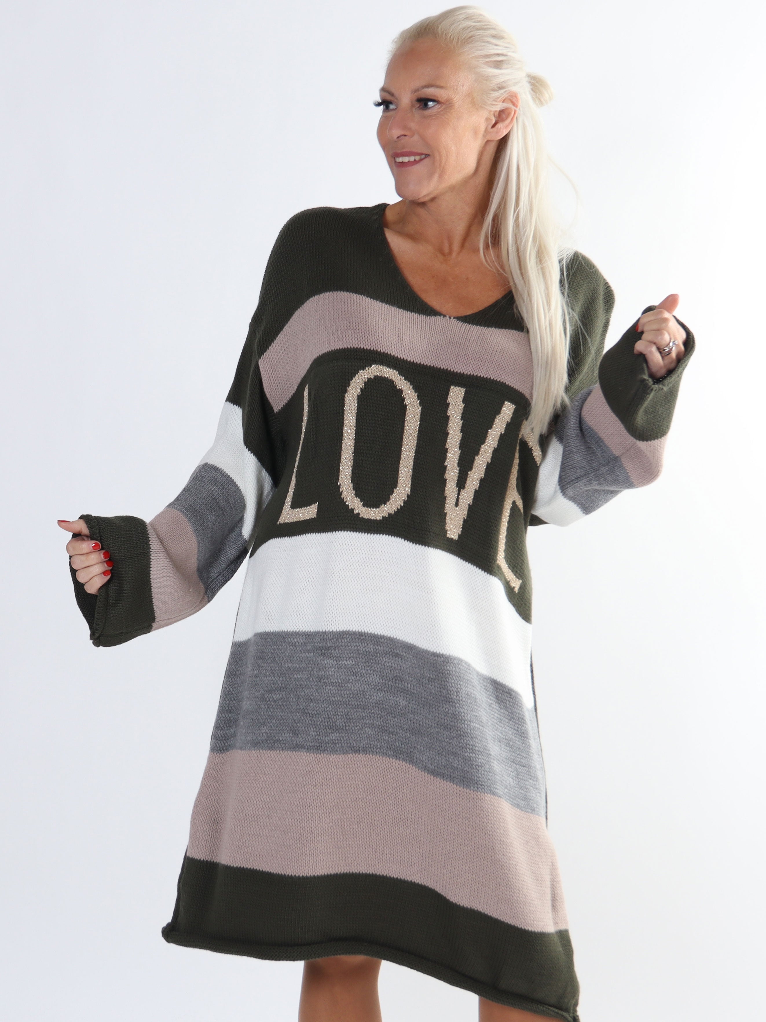 Love - Stickad plus size klänning med breda ränder och text