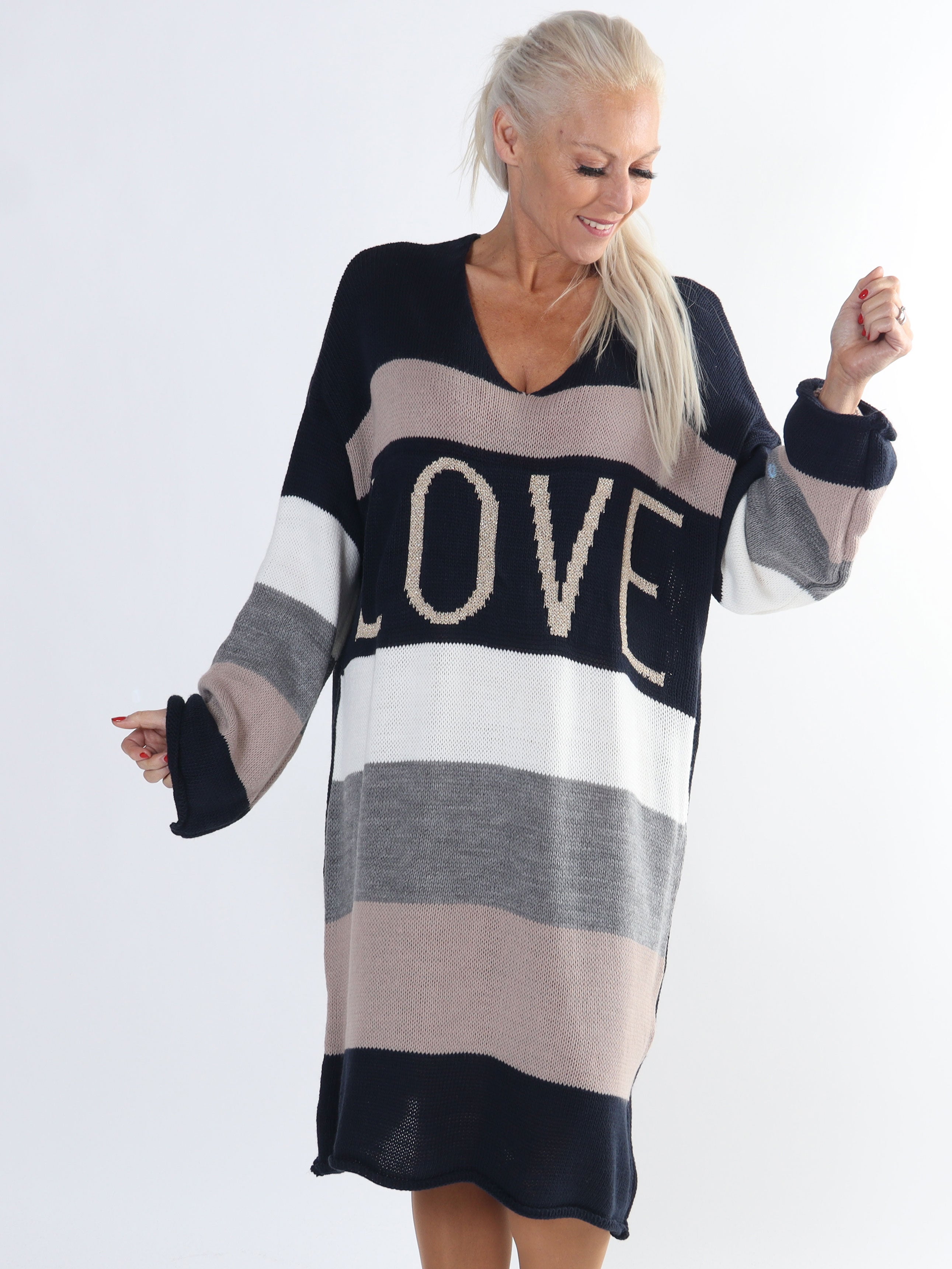 Love - Stickad plus size klänning med breda ränder och text